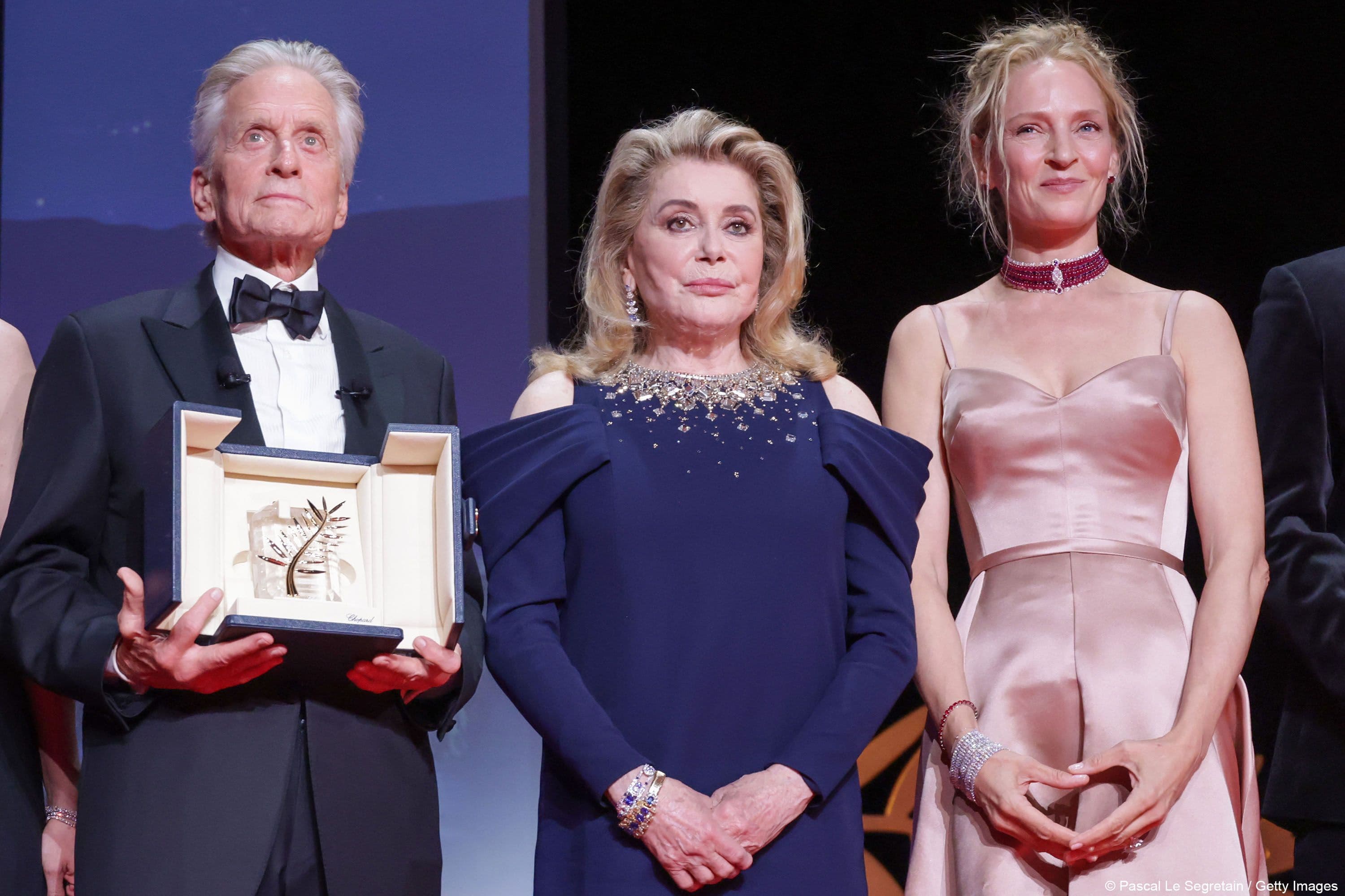 Michael Douglas posa con su Palma de Oro de honor en Cannes, junto a Catherine Deneuve y Uma Thurman
