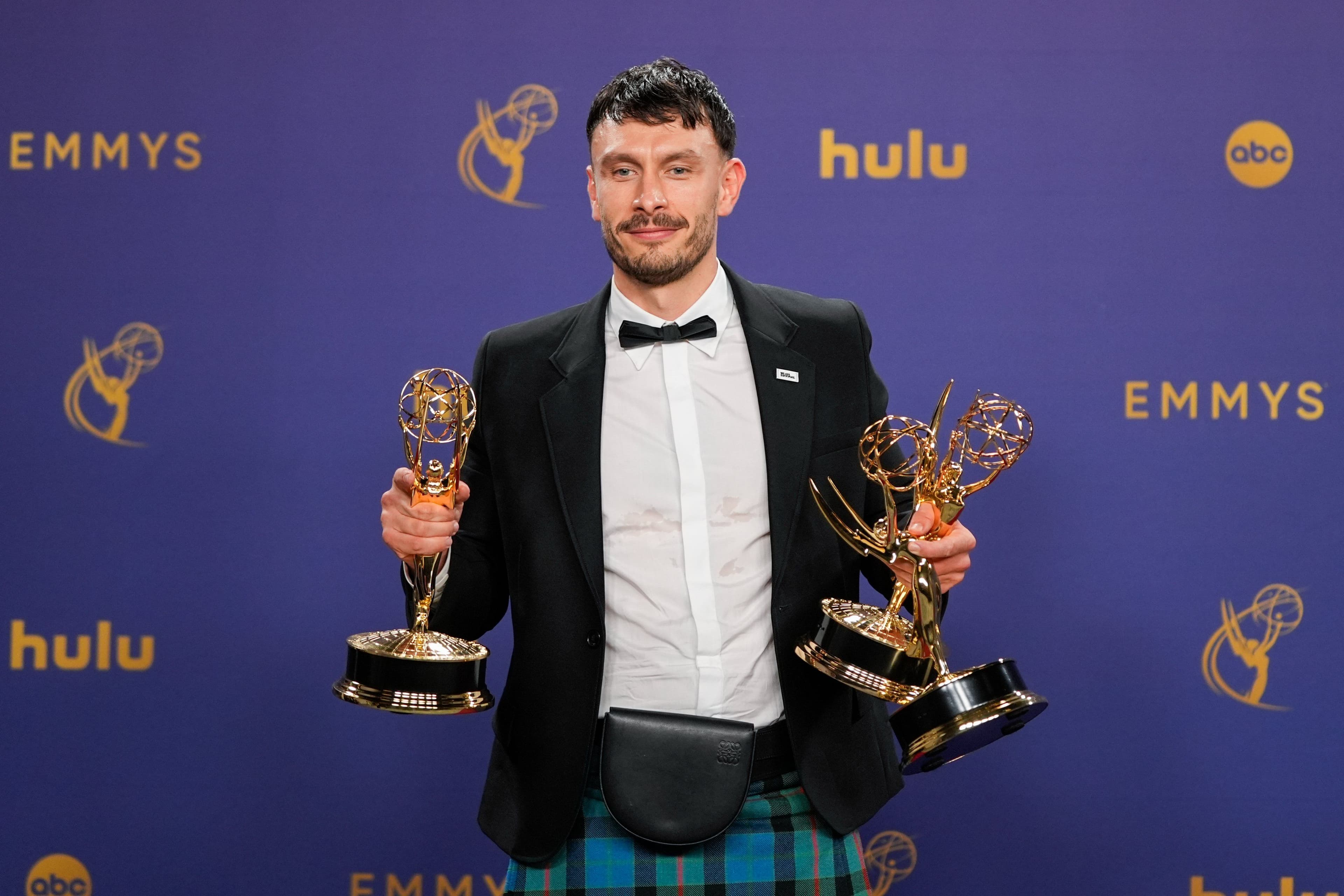 El actor, showrunner y guionista Richard Gadd posa con sus premios Emmy por 'Mi reno de peluche'