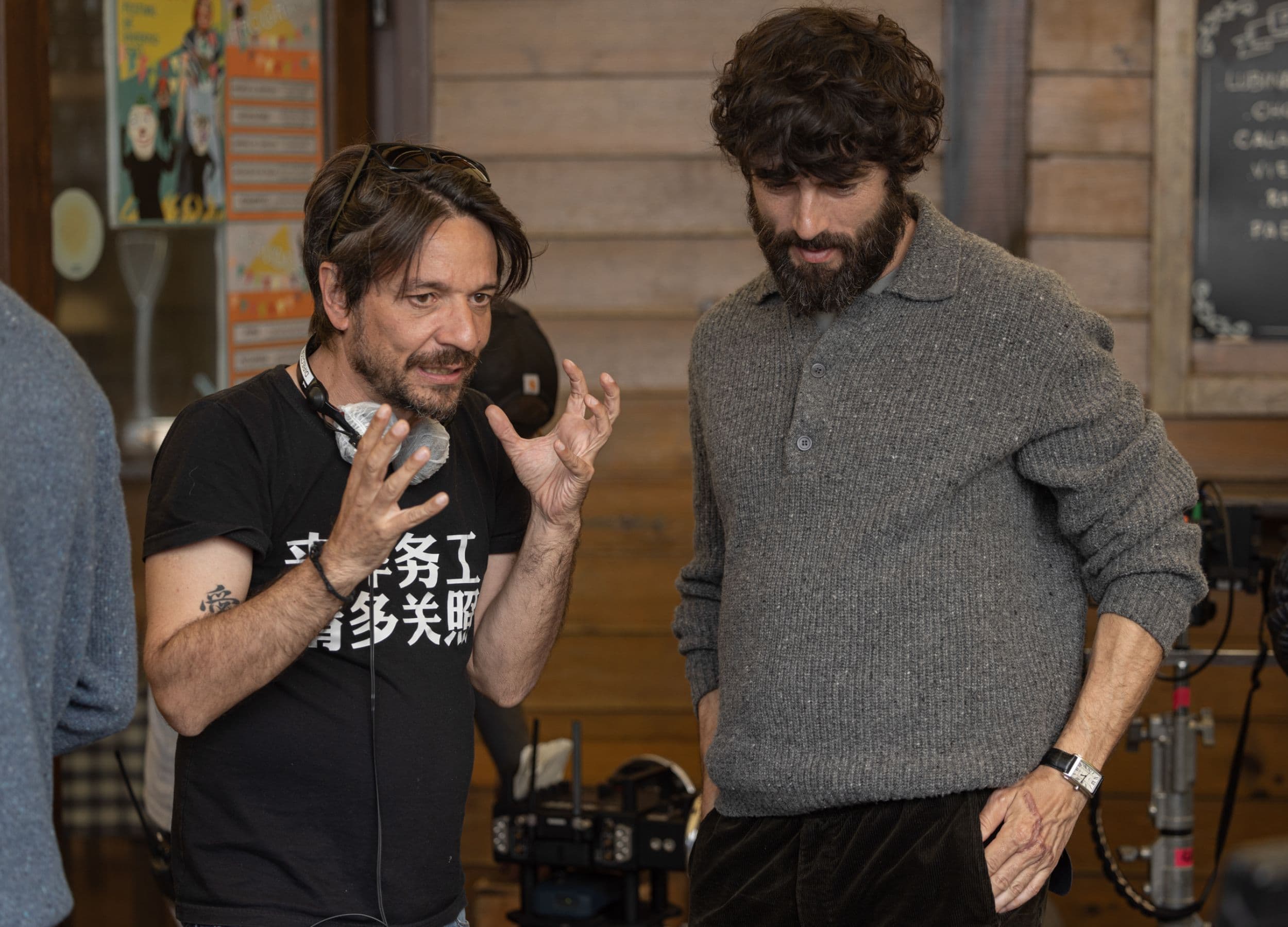 Oriol Paulo da instrucciones a Javier Rey durante el rodaje de la serie 'La última noche en Tremor'