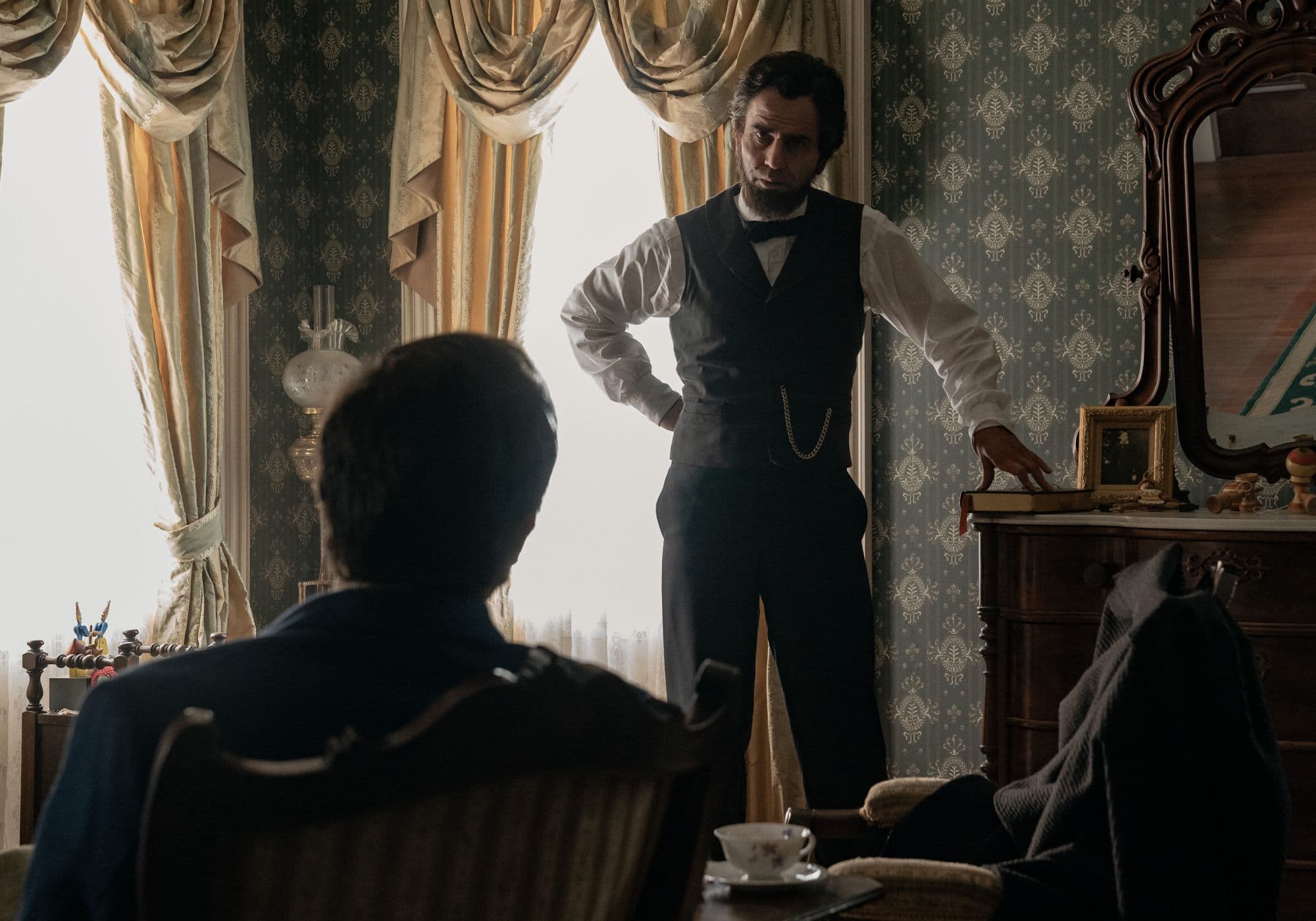 Fotograma de la serie 'Manhunt: la caza del asesino', con Hamish Linklater como Abraham Lincoln