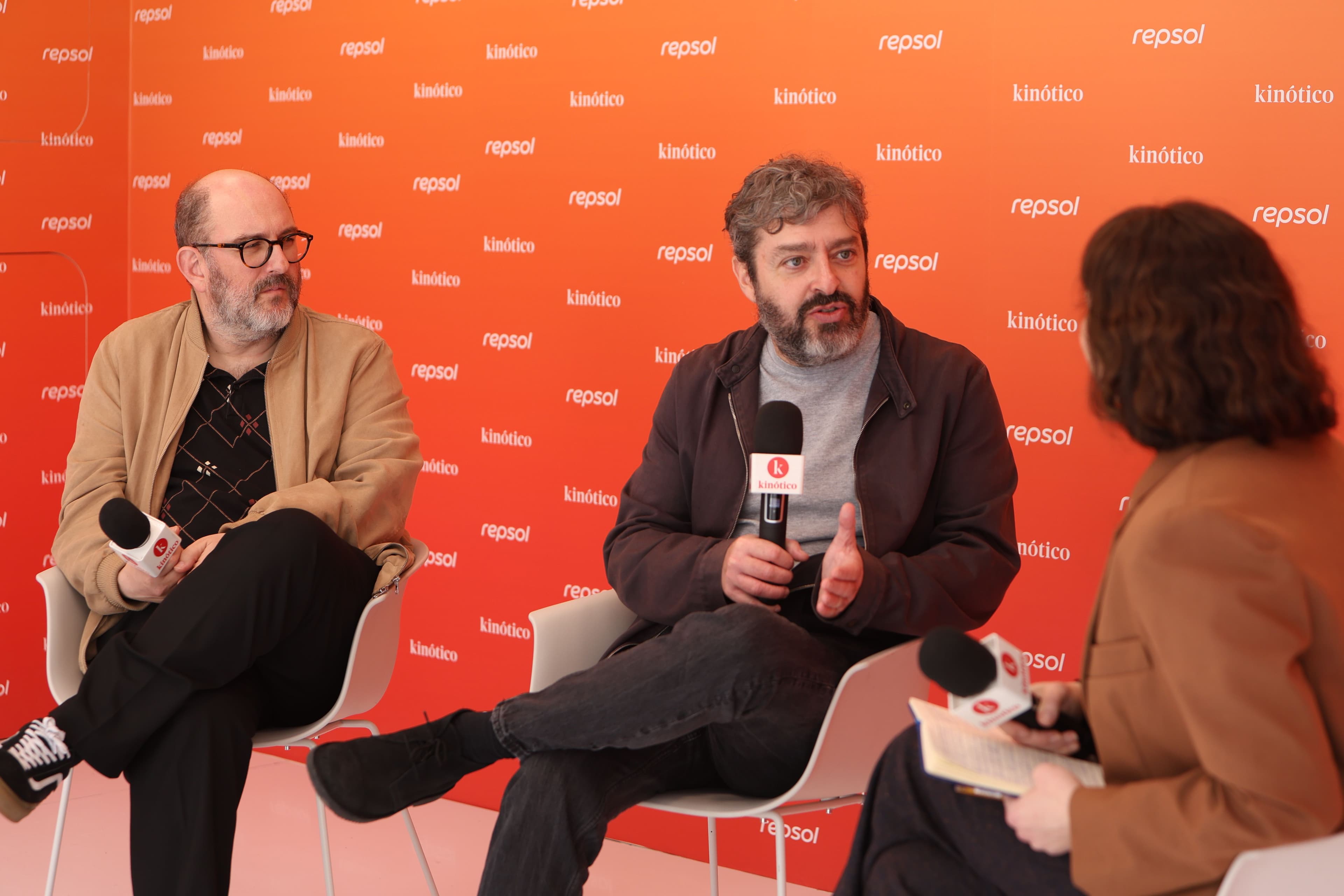 Borja Cobeaga, coguionista, y Víctor García León, coguionista y director de la película 'Altas capacidades', durante una entrevista en el set de Kinótico en la 29 edición del Festival de Málaga