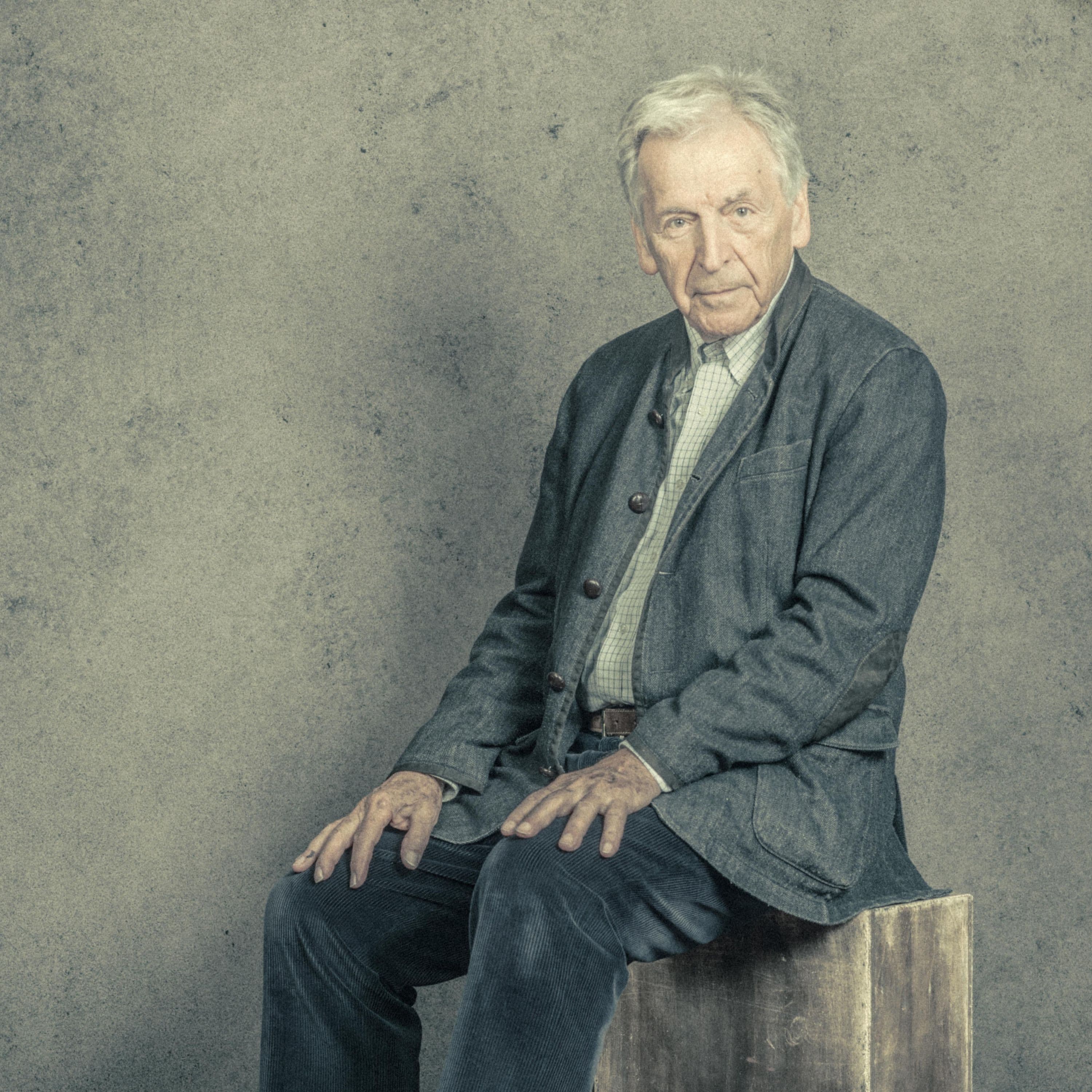Retrato de Giraldillo de Honor de Costa-Gavras para anunciar la concesión de Giraldillo de Honor del 22 Festival de Sevilla
