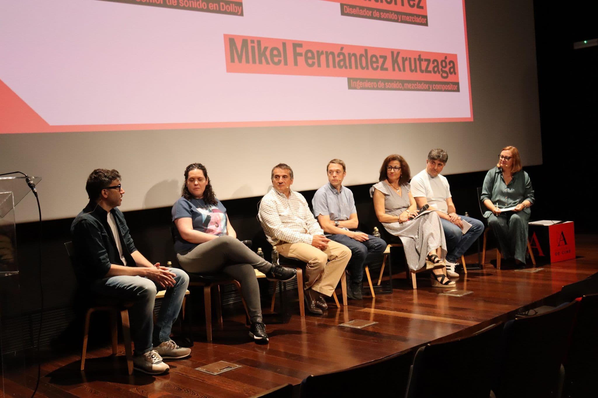Juan Ferro, Vanessa Garde, Ricardo Viñas, Gabriel Gutiérrez, Esther Gómez y Mikel Fernández en la presentación de la sala Dolby Atmos de la Academia de Cine