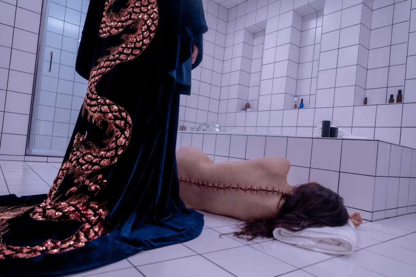 Margaret Qualley y Demi Moore en un fotograma de 'La sustancia', de Coralie Fargeat