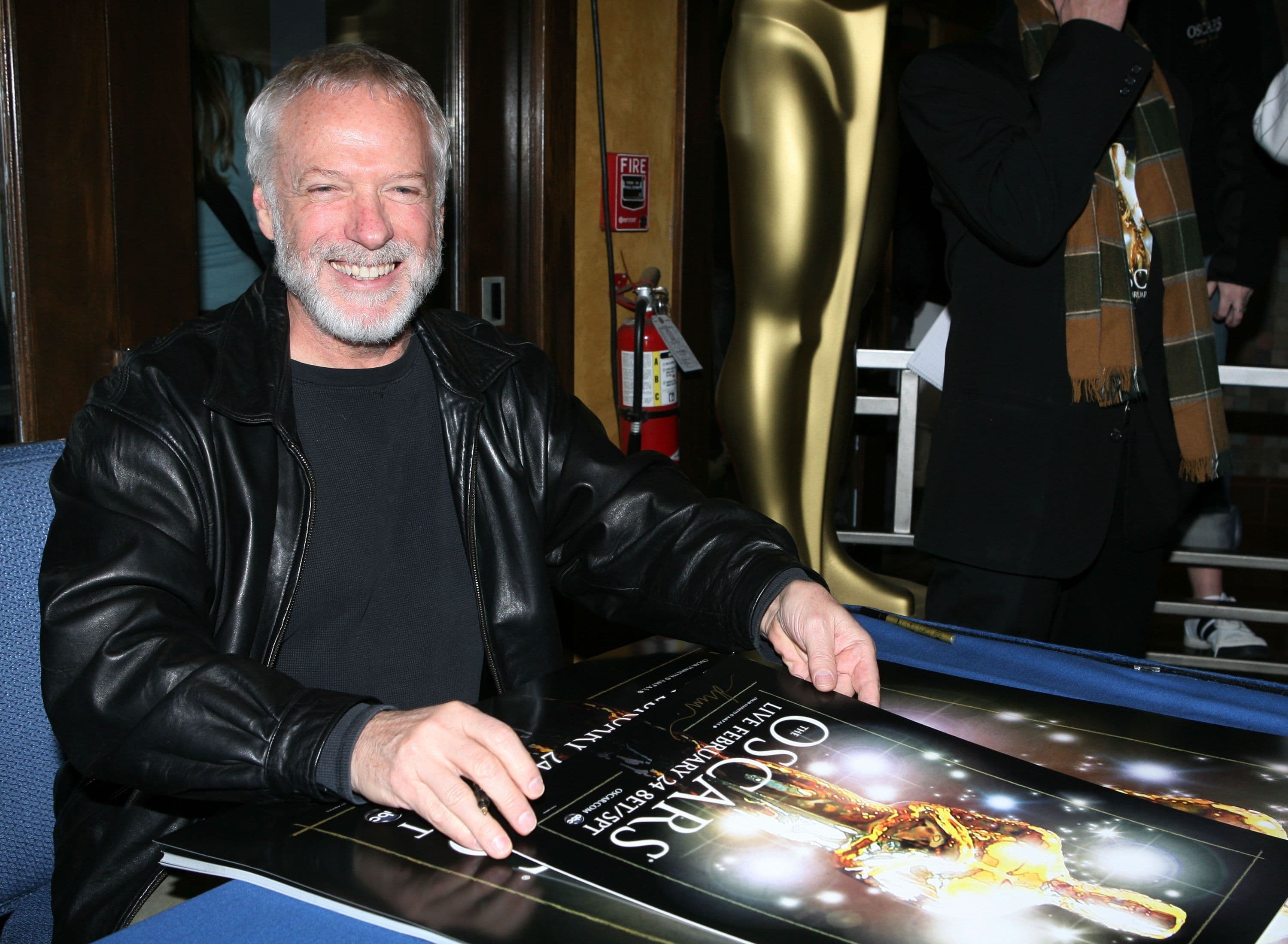 El artista Drew Struzan firma el cartel de 'La Torre Oscura' en 2008, en California
