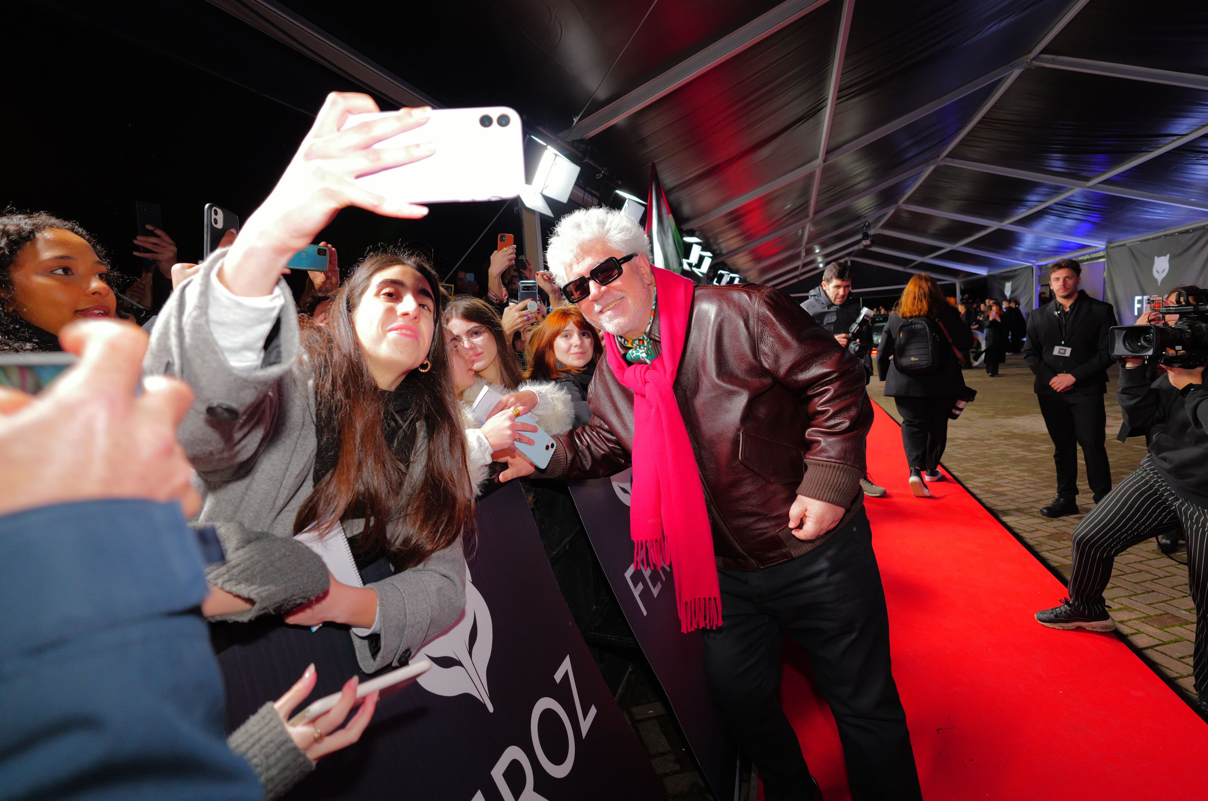 Pedro Almodóvar se hace un 'selfie' en los Feroz 2025