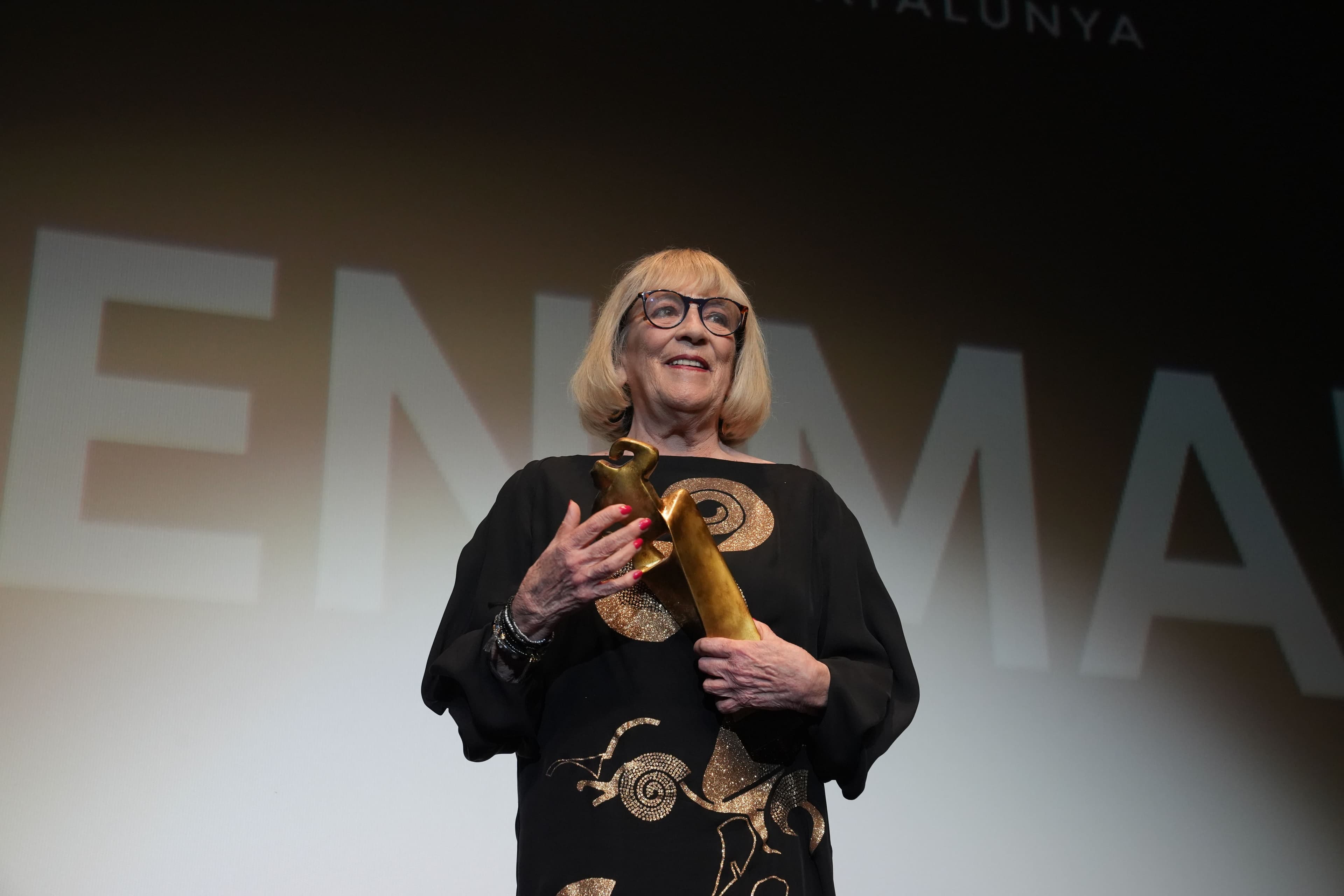 La actriz Carmen Maura sostiene el Gran Premi Honorific del Festival de Sitges en la gala inaugural de la 58 edición del certamen
