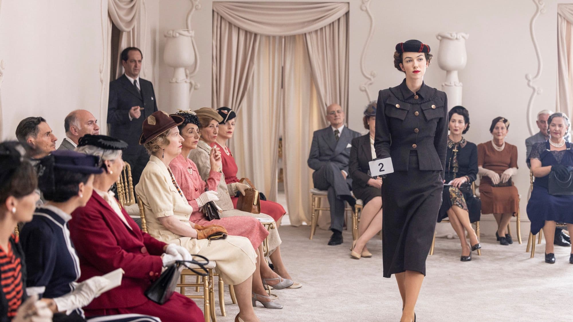 Fotografía promocional de la serie de Disney+ 'Cristóbal Balenciaga', protagonizada por Alberto San Juan