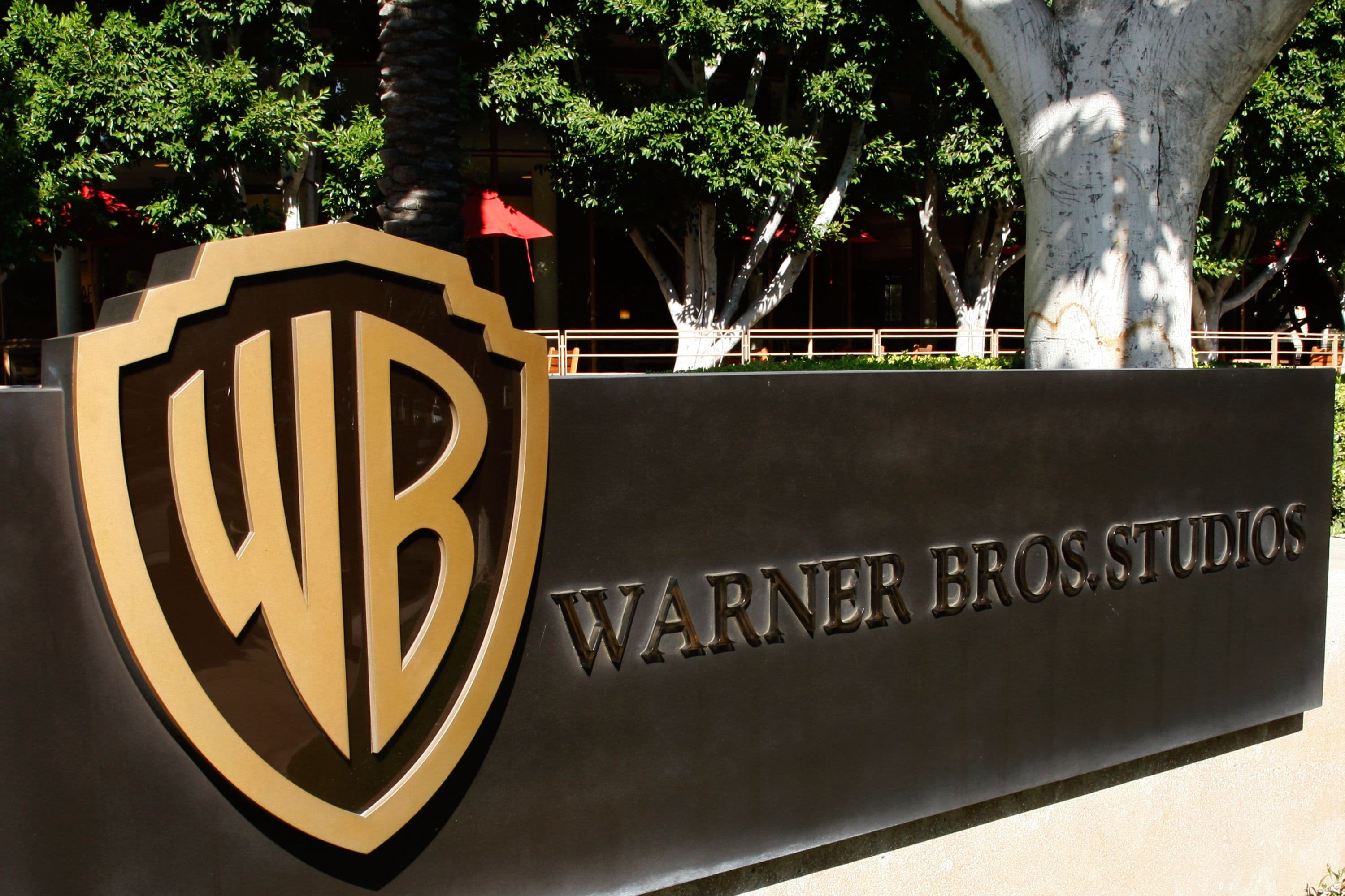 Imagen de recurso del logo de Warner Bros. Studios a la entrada de sus instalaciones en Burbank, en Los Angeles (EEUU)