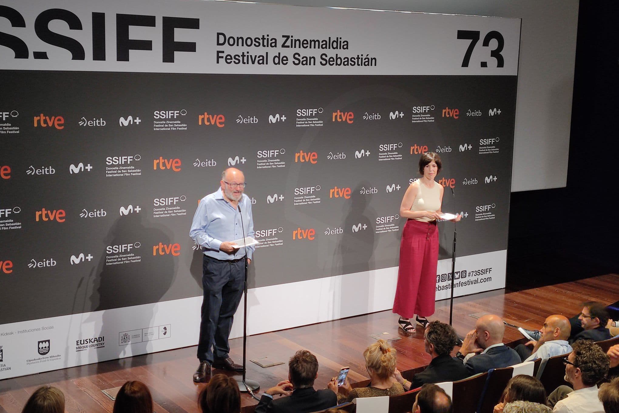El director del Festival de San Sebastián, José Luis Rebordinos, y la responsable de Comunicación, Ruth Pérez de Anucita, durante el anuncio de los títulos del cine español en la edición 73