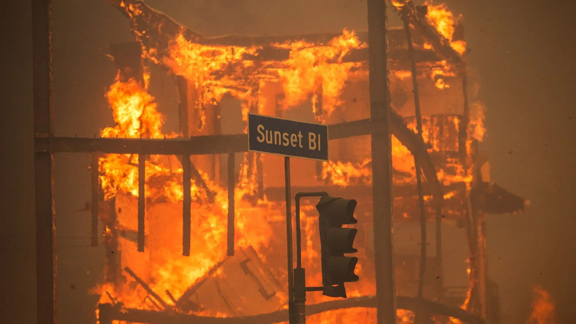 Un edificio arde en Sunset Boulevard durante los incendios de Los Ángeles de enero de 2025