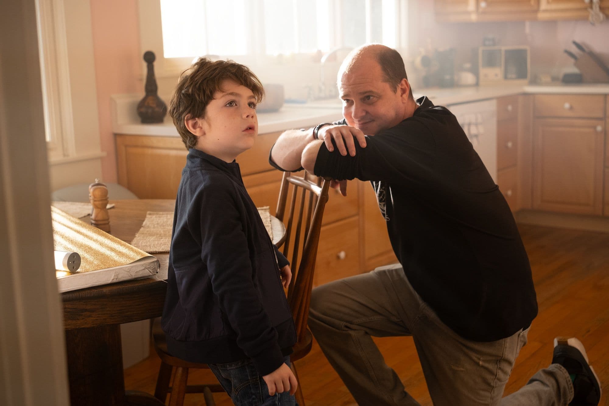 Mike Flanagan en el set de rodaje de 'La vida de Chuck' junto a su hijo Cody Flanagan, que interpreta a una de las versiones de Chuck