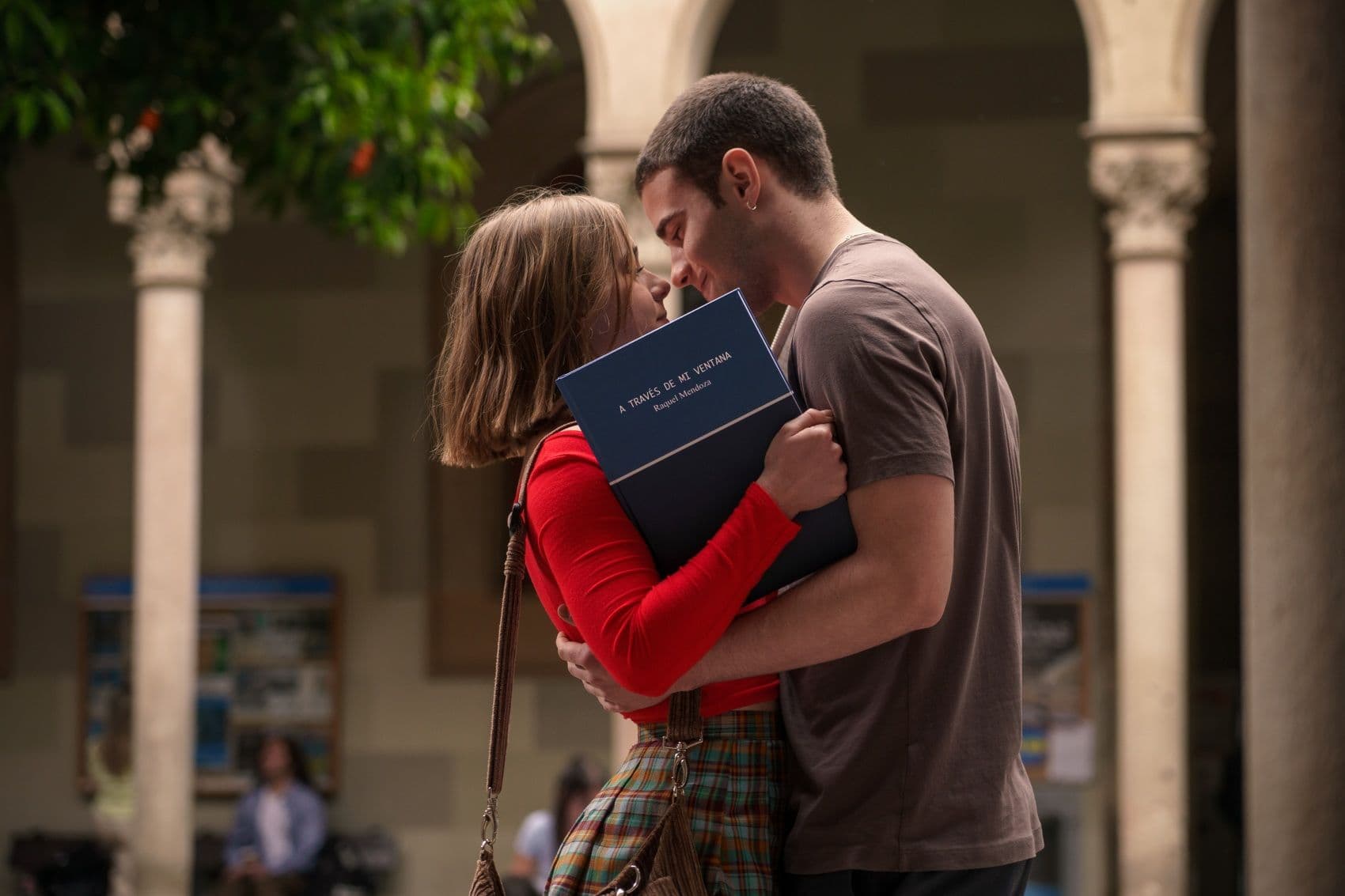 Fotograma de la película de Netflix 'A través del mar', con Clara Galle y Julio Peña