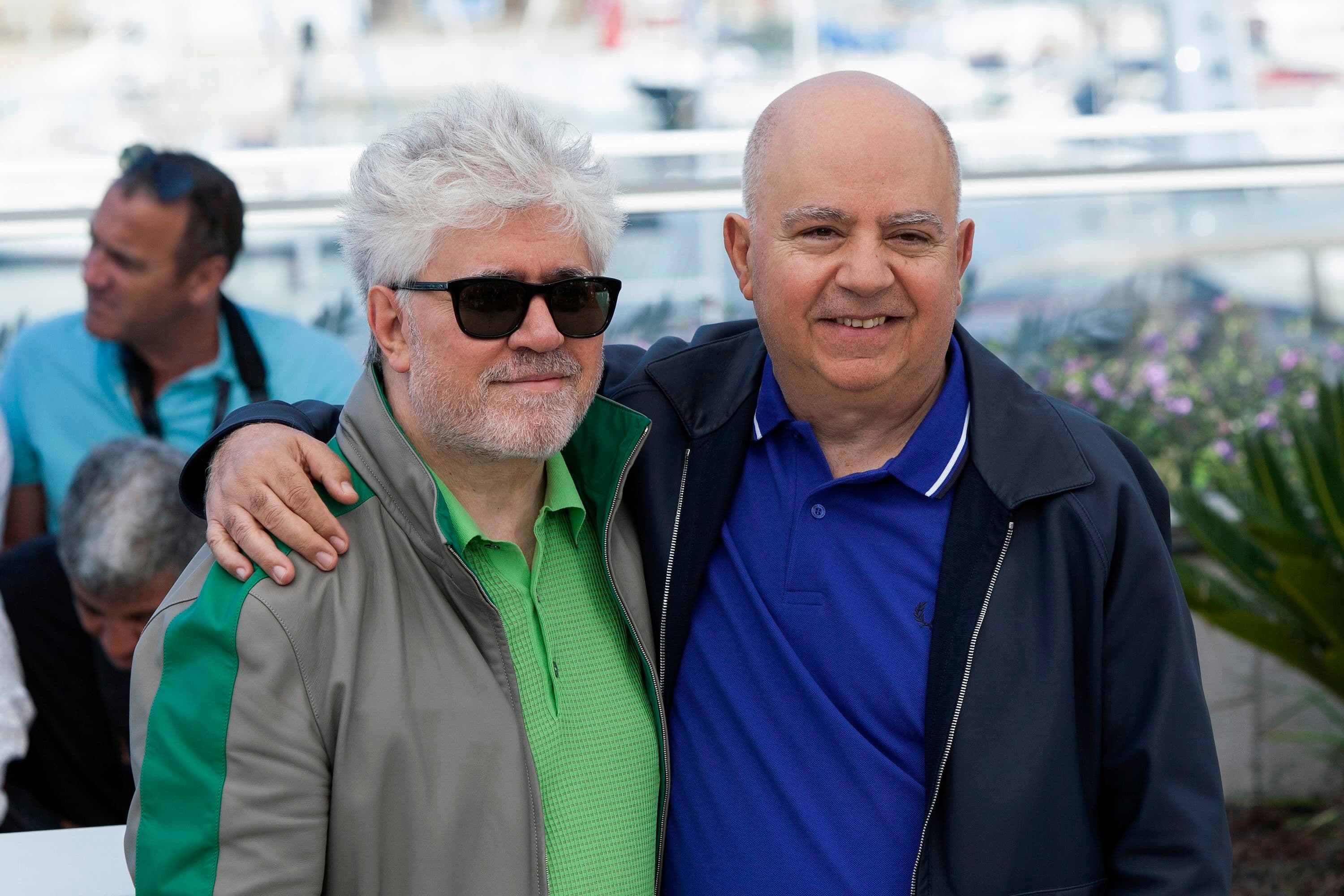 El director Pedro Almodóvar y el productor Agustín Almodóvar posan en la presentación de 'Julieta' en el Festival de Cannes, en mayo de 2016