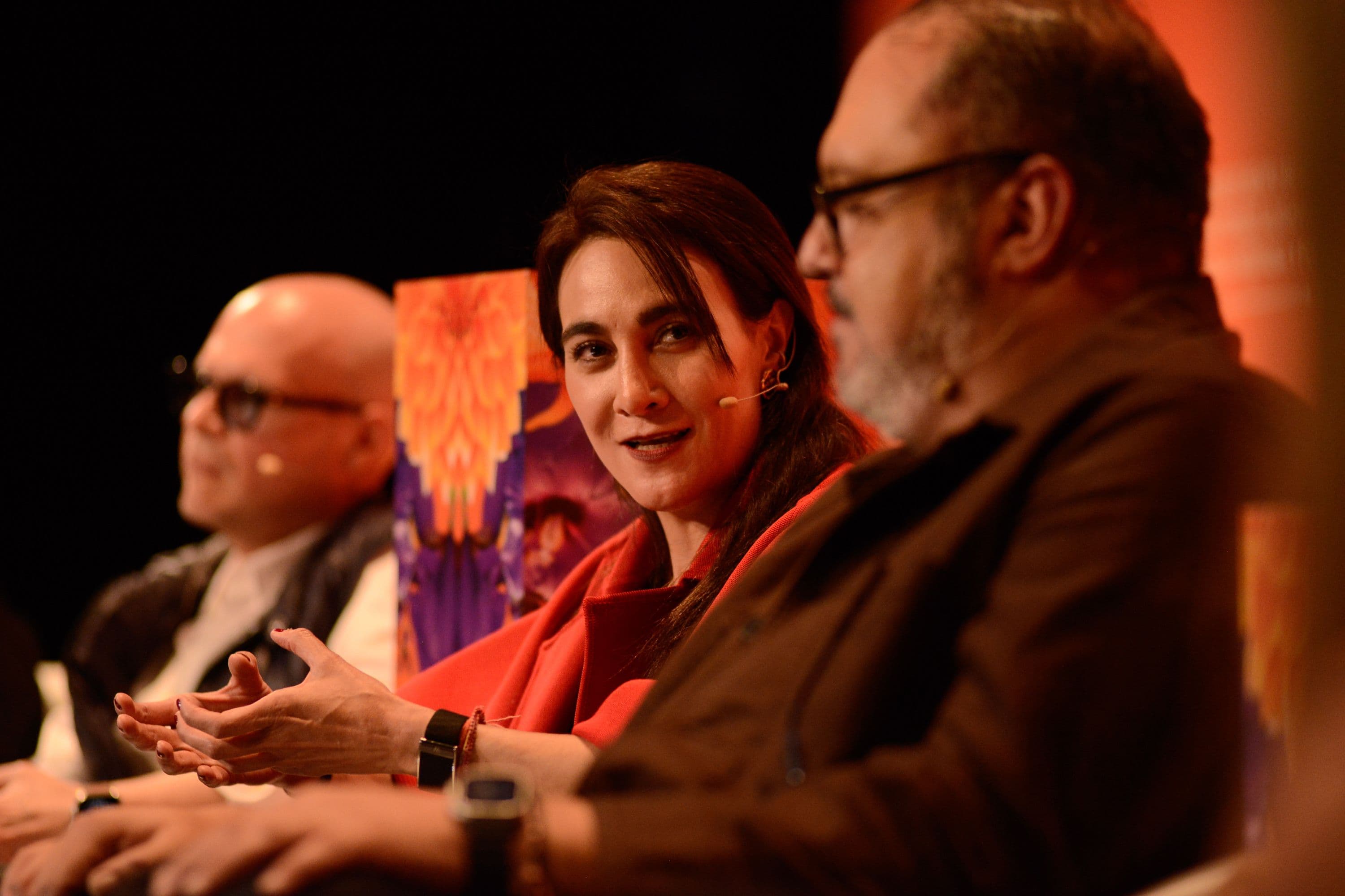Érica Sánchez Su (VP de producción y socia de Lemon Studios) entre Daniel Birman (director general de Alameda Films) y Gerardo Morán (director general de Zamora Films) durante la conferencia en torno a la industria mexicana en la quinta edición de Iberseries & Platino Industria