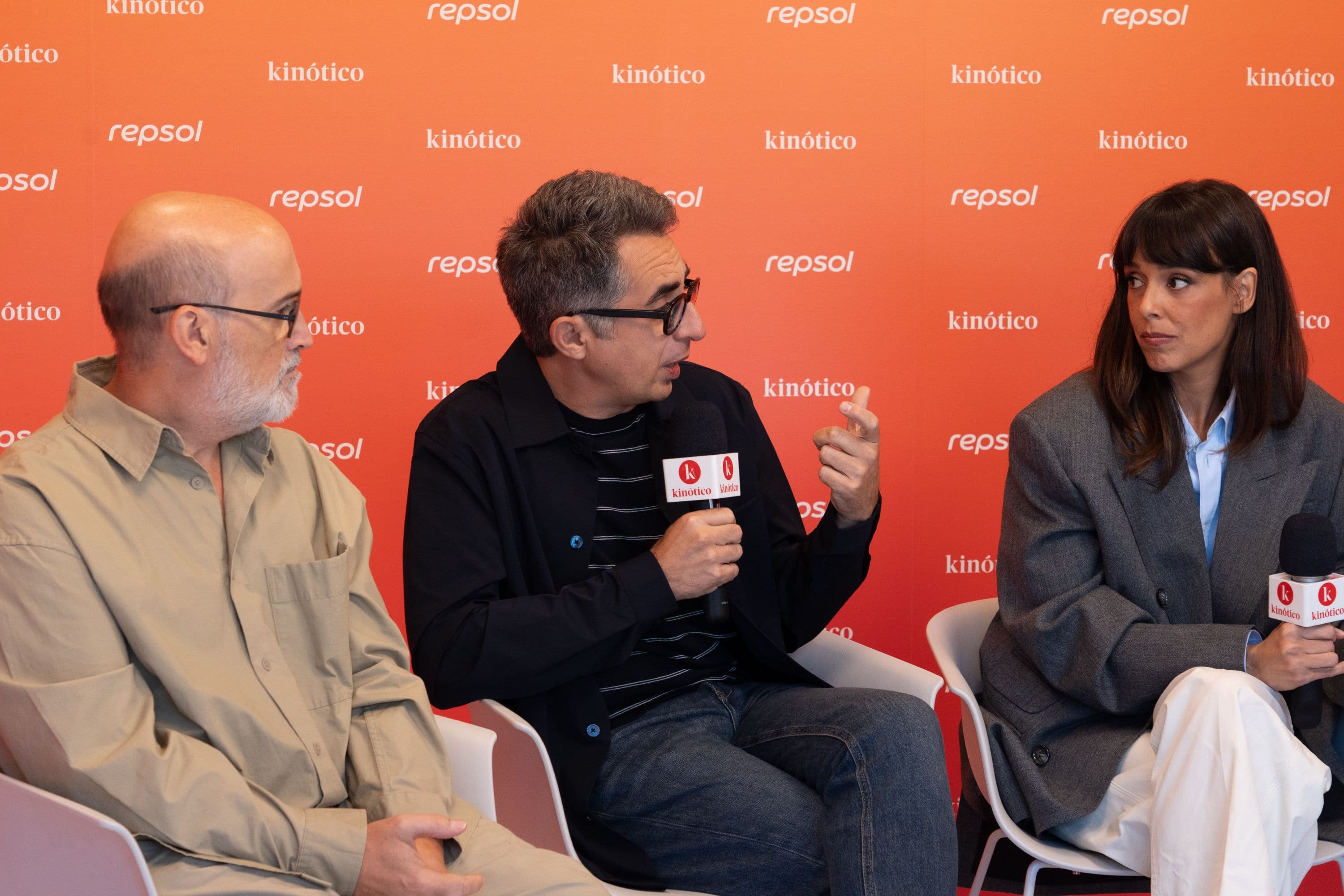 Los actores Javier Cámara y Belén Cuesta y el actor y guionista Berto Romero durante la entrevista de '5 minutos más', en el set audiovisual de Kinótico en la Plaza Okendo, patrocinado por Repsol, en septiembre de 2026