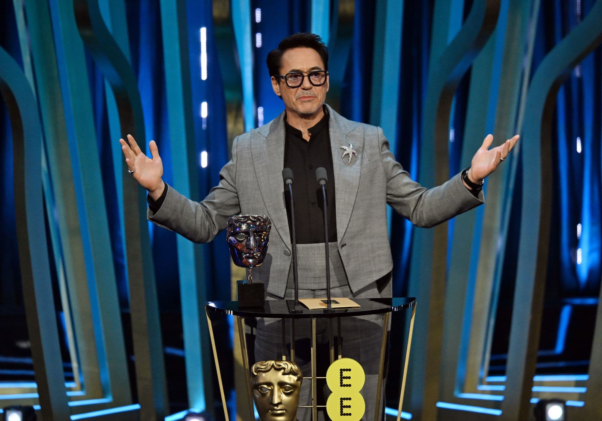 Fotografía de Robert Downey Jr. recogiendo y agradeciendo el premio BAFTA como Mejor Actor de reparto por 'Oppenheimer'