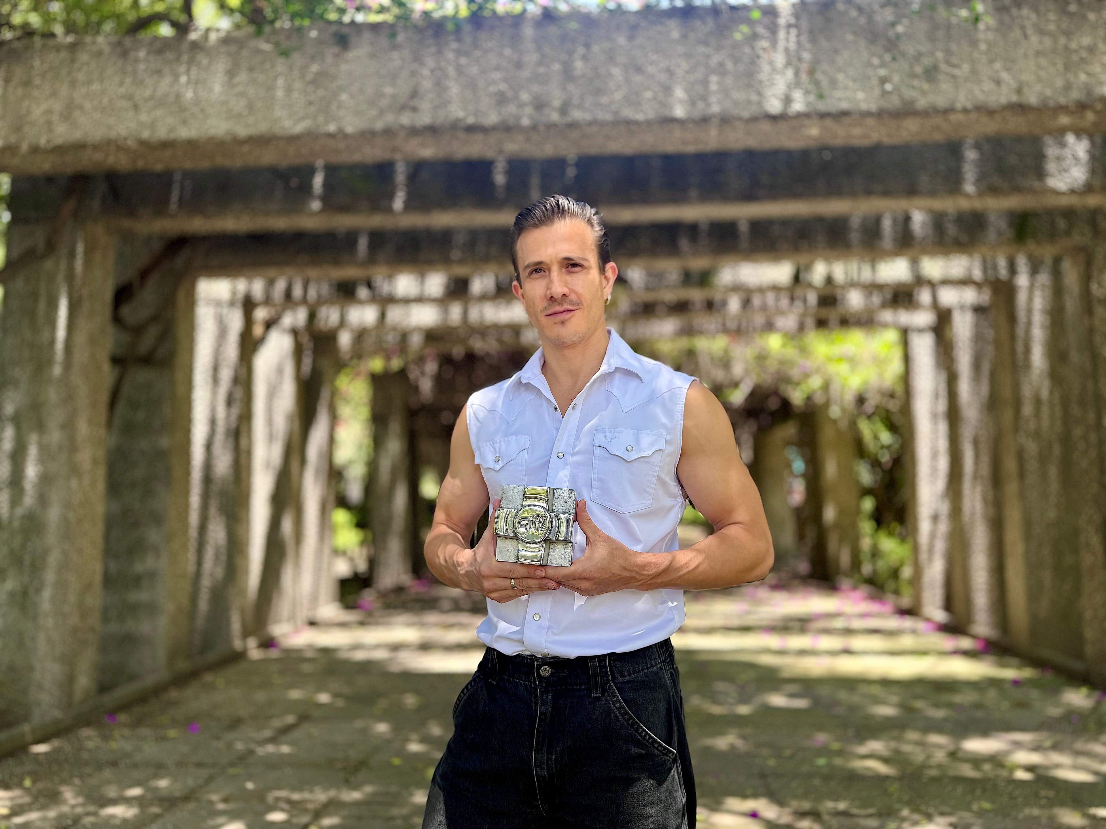 El actor y director Fernando Rebeil posa con el premio al Mejor Cortometraje mexicano del Festival de Guanajuato 2026 por 'Parió la Cochi', en agosto de 2026
