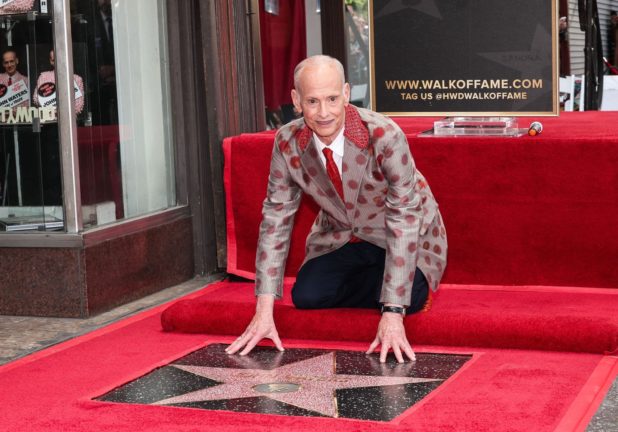 El director, actor, escritor y guionista John Waters recibe su estrella en el Paseo de la fama de Los Angeles en 2023