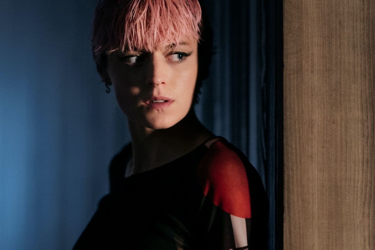Emma Corrin es la protagonista de la serie 'Asesinato en el fin del mundo'.