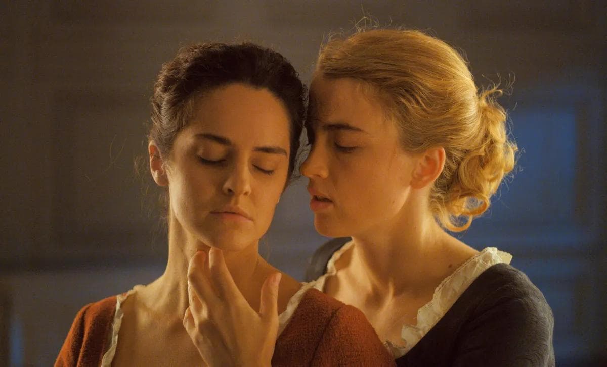 Noémie Merlant y Adèle Haenel en un fotograma de 'Retrato de una mujer en llamas', de Céline Sciamma