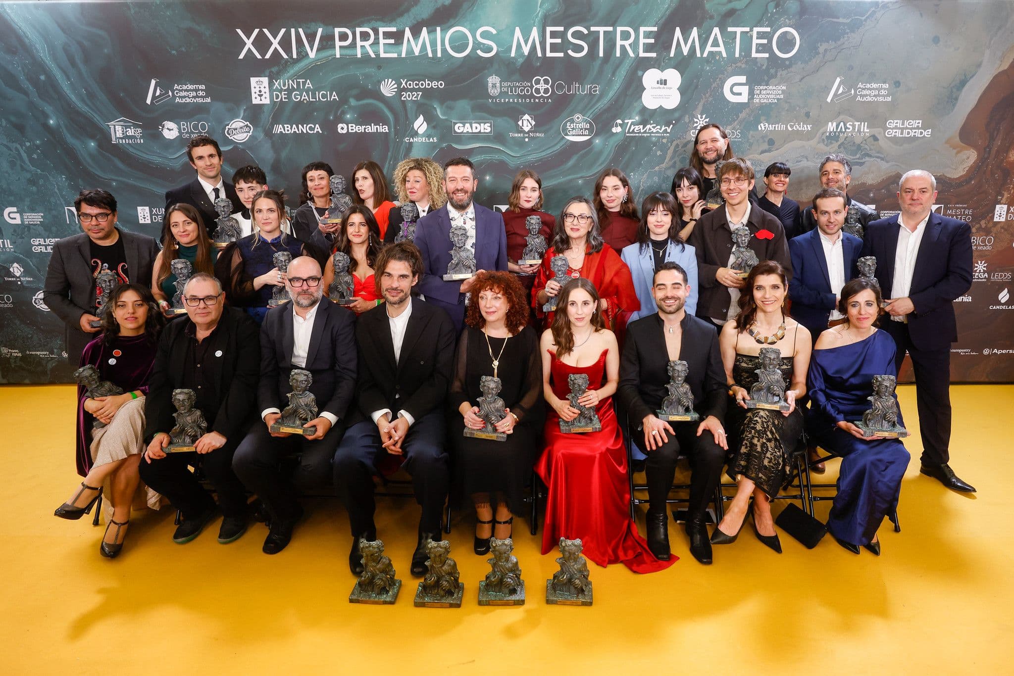 Foto de familia con todos los ganadores de los Premios Mestre Mateo 2026
