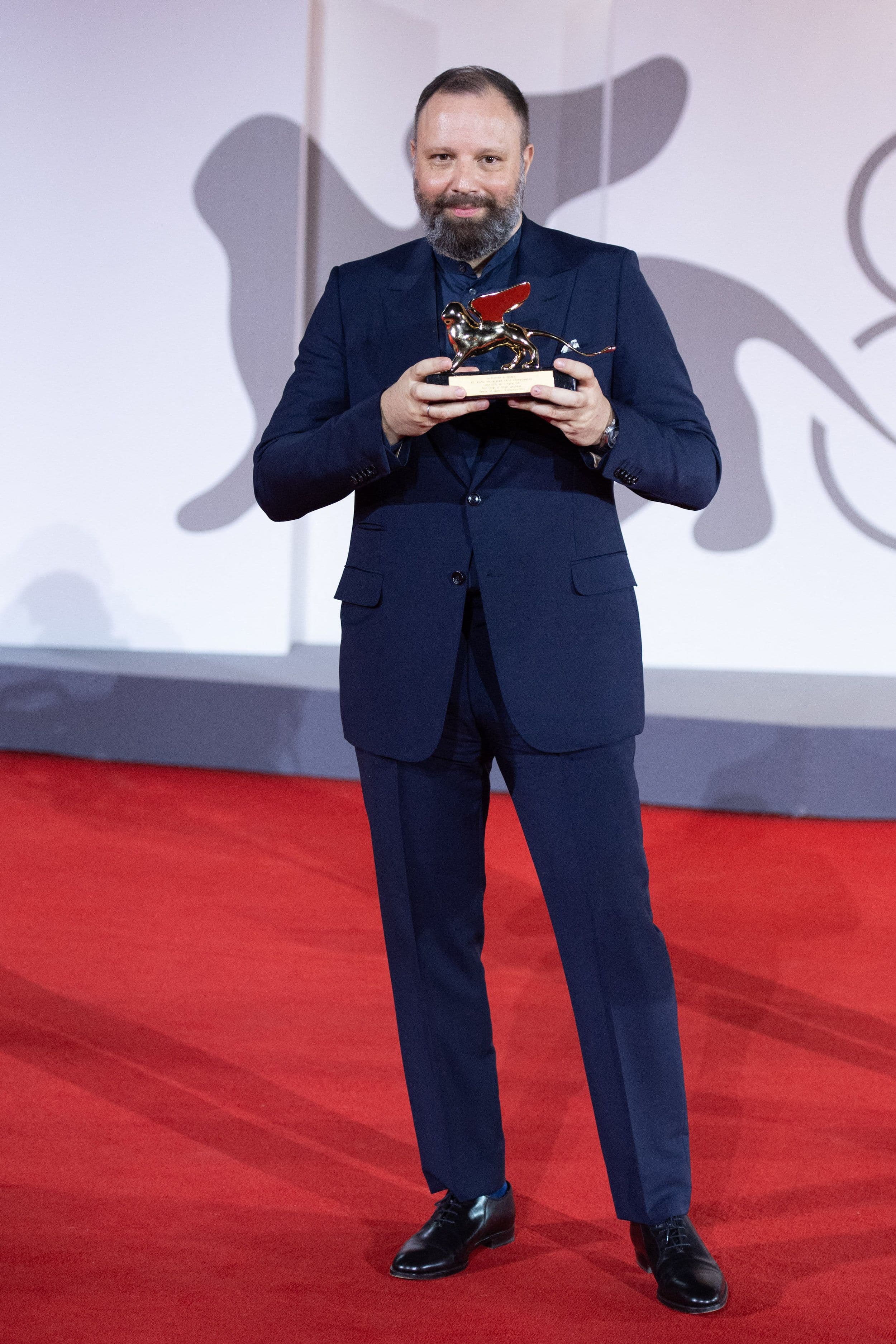 El director griego Yorgos Lanthimos sostiene el León de Oro de Venecia por 'Pobres criaturas'