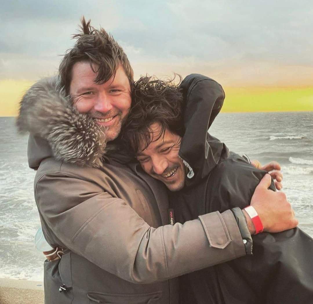 Benjamin Caron y Diego Luna en el rodaje de 'Andor'