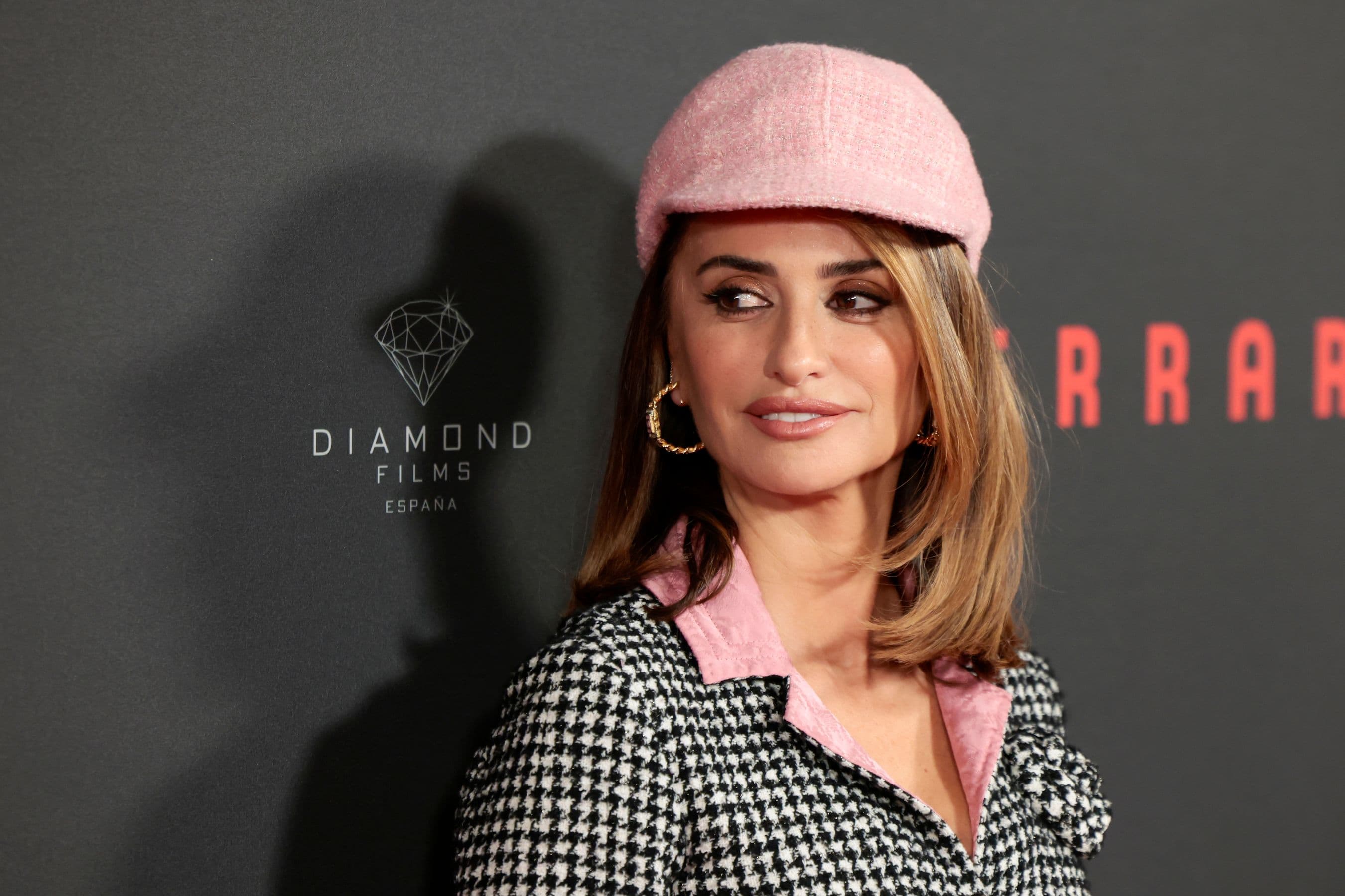 La actriz Penélope Cruz posa ante el photocall de 'Ferrari' durante la presentación de la película en Madrid