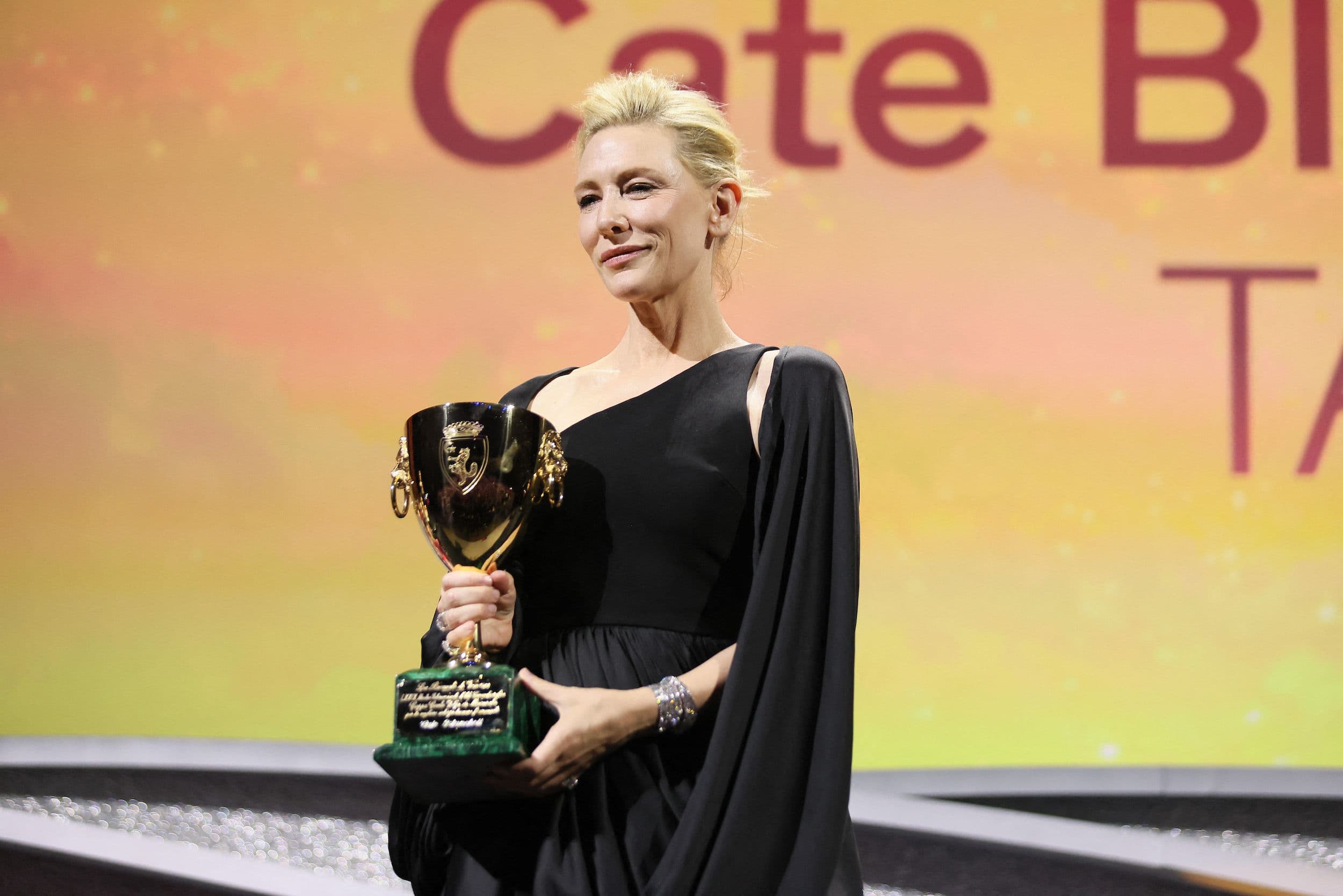 La actriz Cate Blanchett recoge la Copa Volpi del Festival de Venecia 2022 por su interpretación en 'Tár'