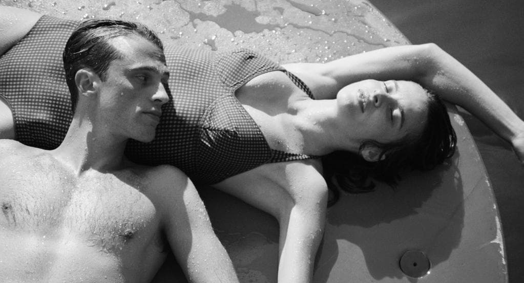 Benjamin Voisin y Rebecca Marder en un fotograma de la película 'El extranjero'