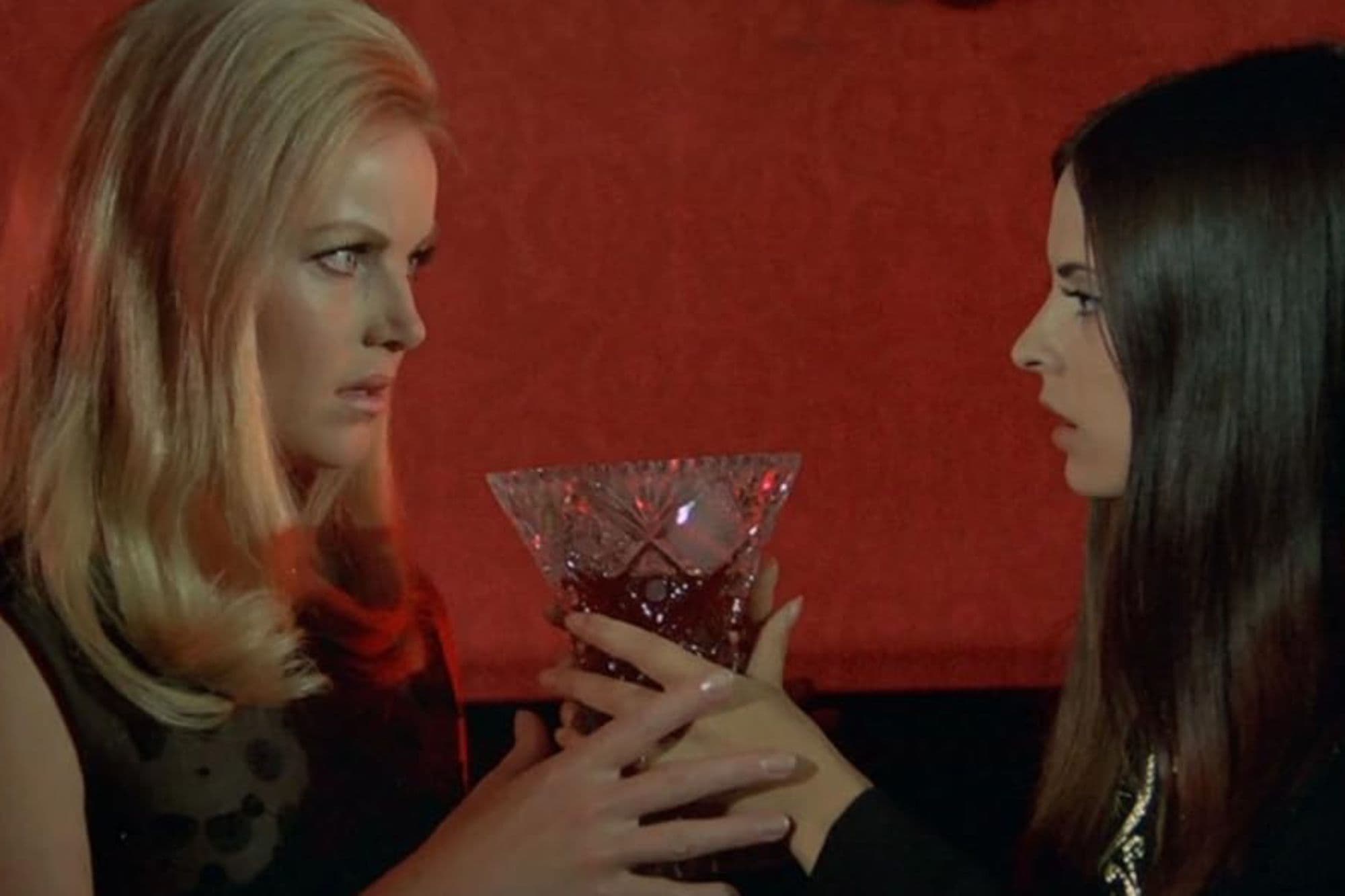 Soledad Miranda y Ewa Strömberg en un fotograma de 'Las vampiras', de Jesús Franco