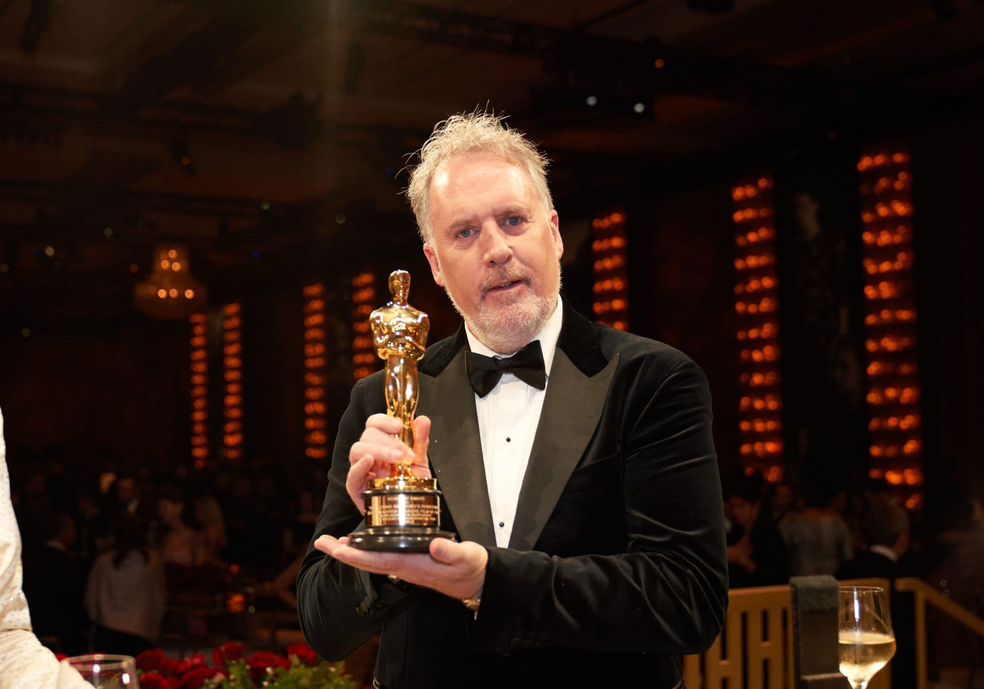 Fotografía del ganador de un Oscar por 'Pinocho' en 2023, Mark Gustafson, posando con su estatuilla