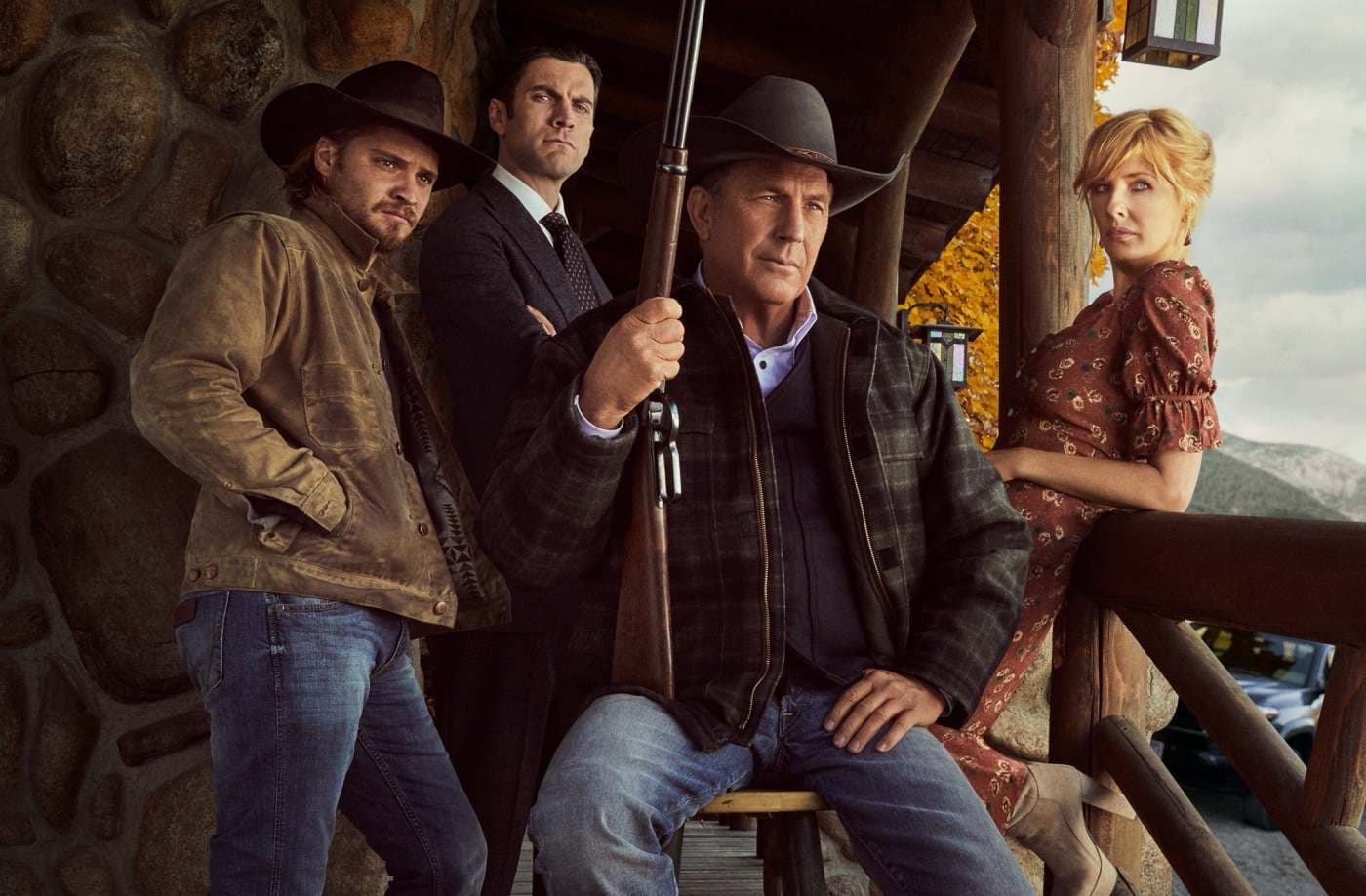 Kevin Costner y el resto del reparto de 'Yellowstone', en una foto promocional.
