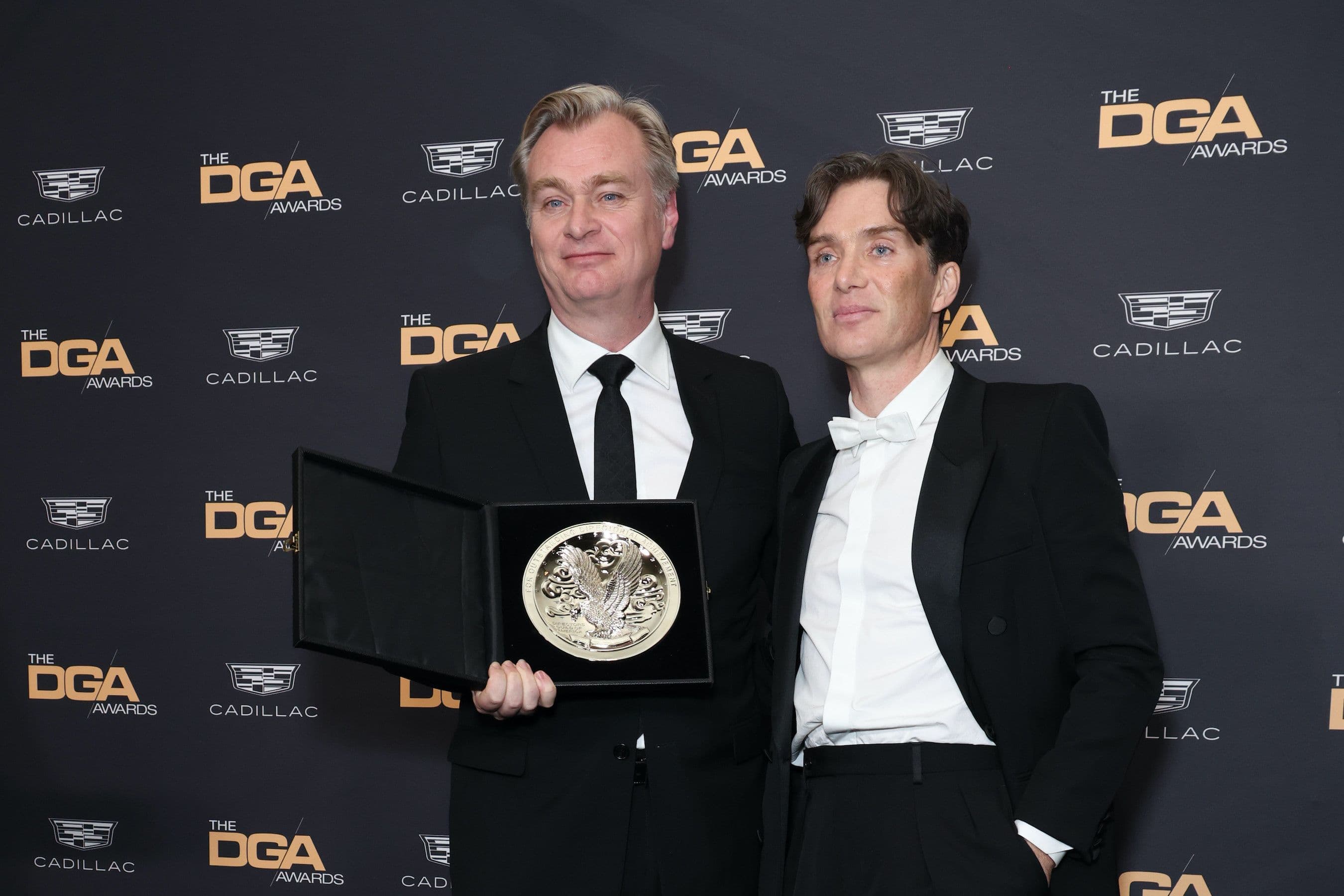 Christopher Nolan y Cillian Murphy posan con el premio del DGA al director tras la gala de 2024