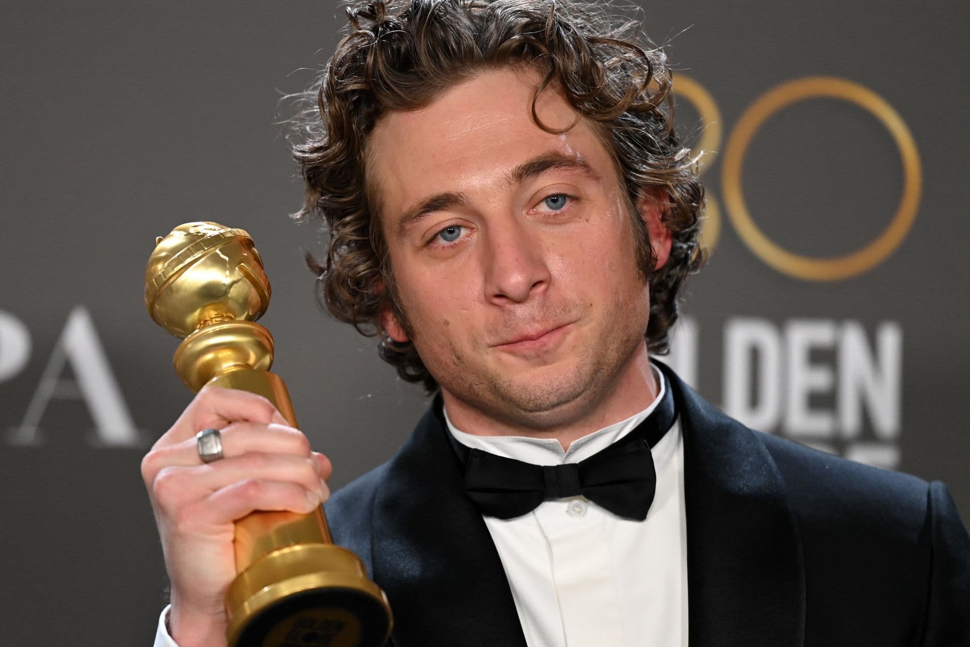El actor Jeremy Allen White sostiene su Globo de Oro 2023 por la serie 'The Bear'