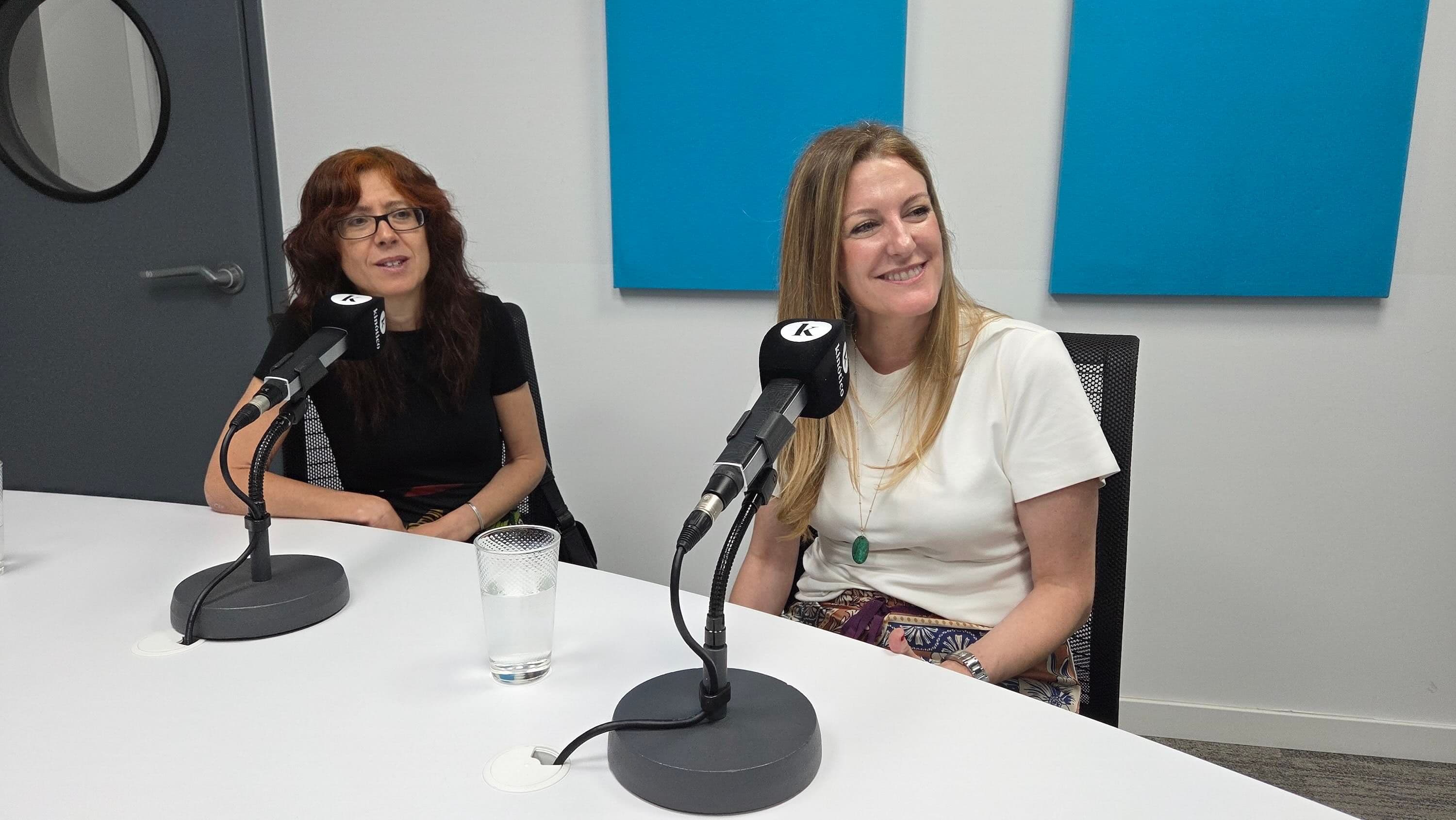 Bibiana González, responsable de no ficción en Warner Bros. Discovery, y Marias Recarte, productora, durante su visita al estudio de Kinótico