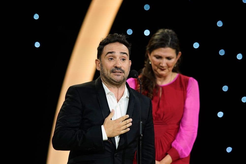 El director Juan Antonio Bayona y la directiva de Netflix Teresa Moneo, en el Festival de San Sebastián
