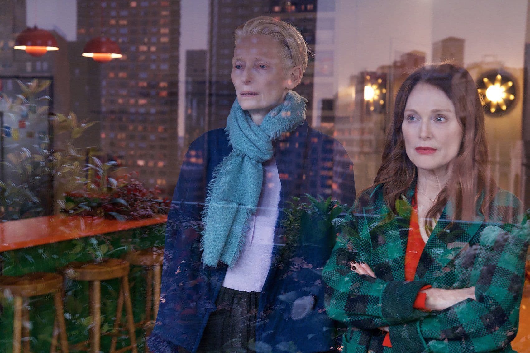 Tilda Swinton y Julianne Moore en un fotograma de 'La habitación de al lado', de Pedro Almodóvar