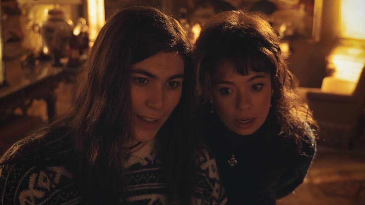 Las actrices Elisabeth Martínez y Anna Castillo, en un fotograma de 'Mi querida señorita', de Fernando González Molina