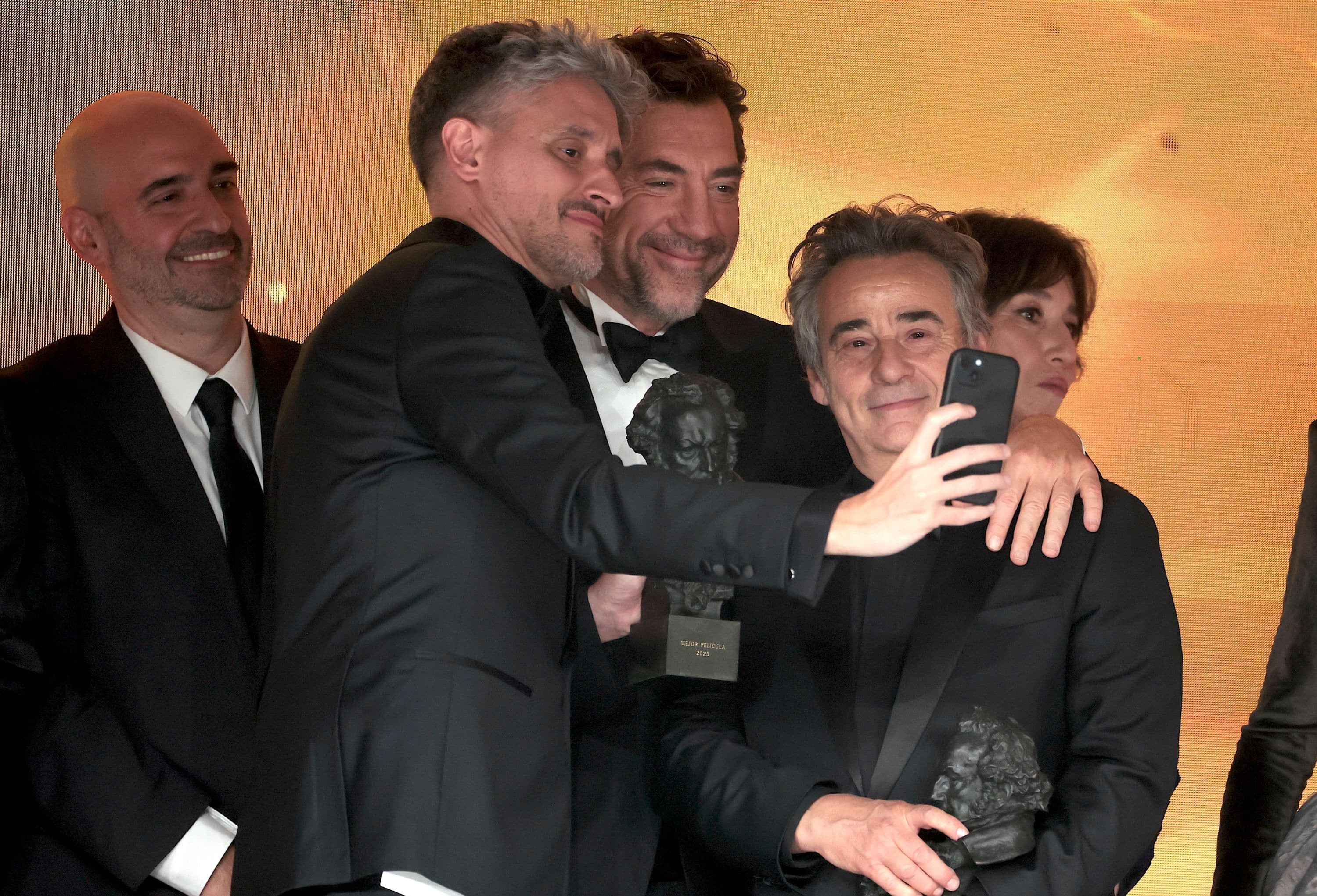Marcel Barrena se hace un 'selfie' con Javier Bardem y Eduard Fernández tras ganar el Goya a Mejor Película con 'El 47'