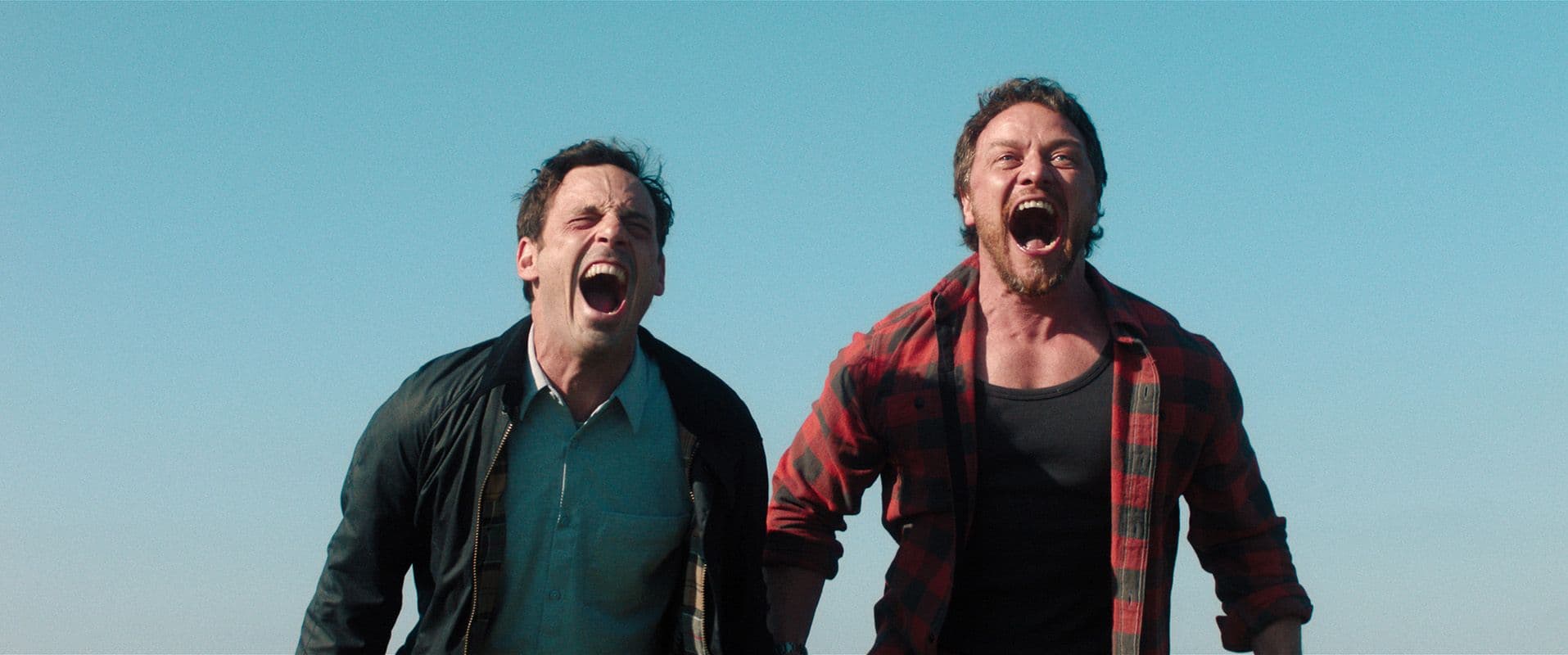 Scoot McNairy y James McAvoy liberan tensión en un fotograma promocional de 'No hables con extraños'