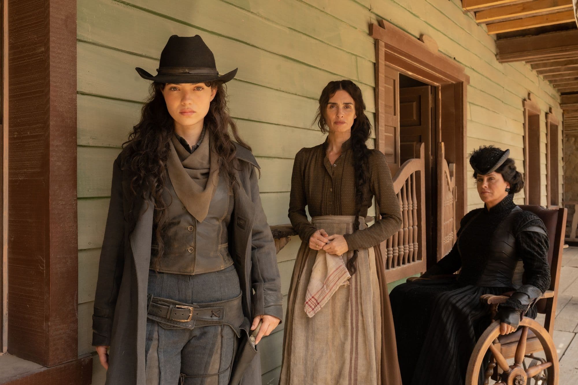 Gabriela Andrada, Paz Vega y Karla Sofía Gascón en el set de rodaje de 'Trinidad'