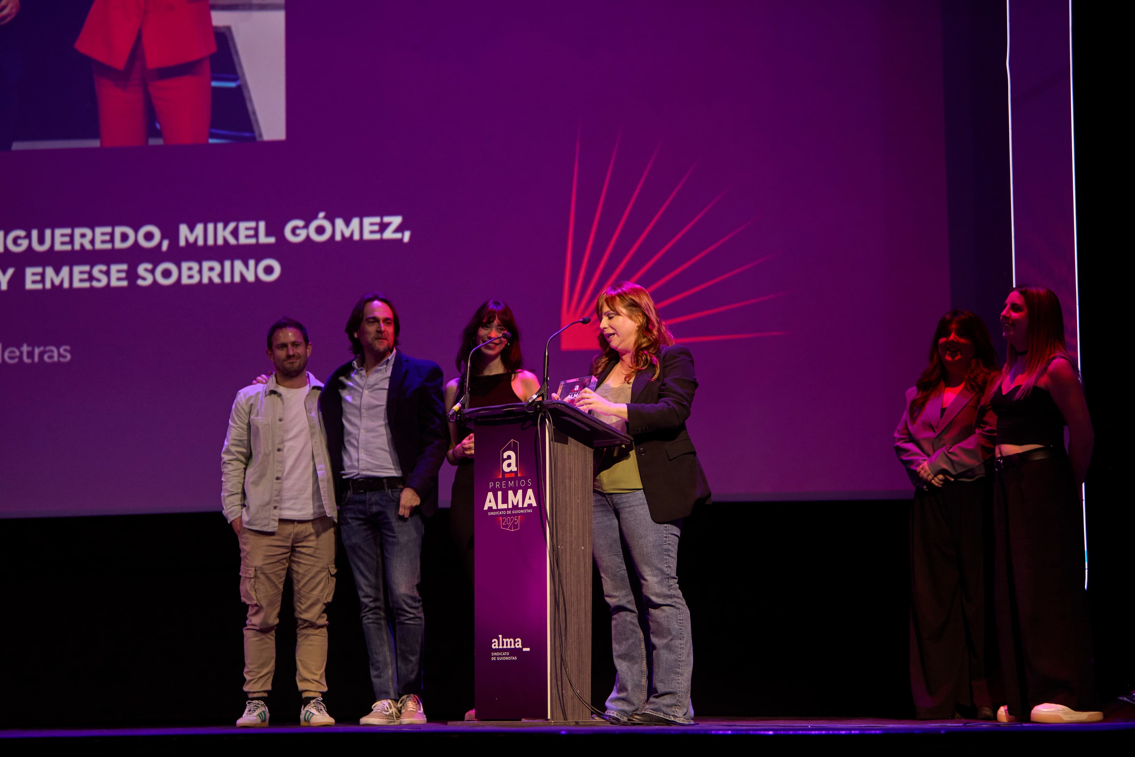 El equipo de guion de 'Cifras y letras' recoge su galardón al Mejor Concurso en los Premios ALMA 2025