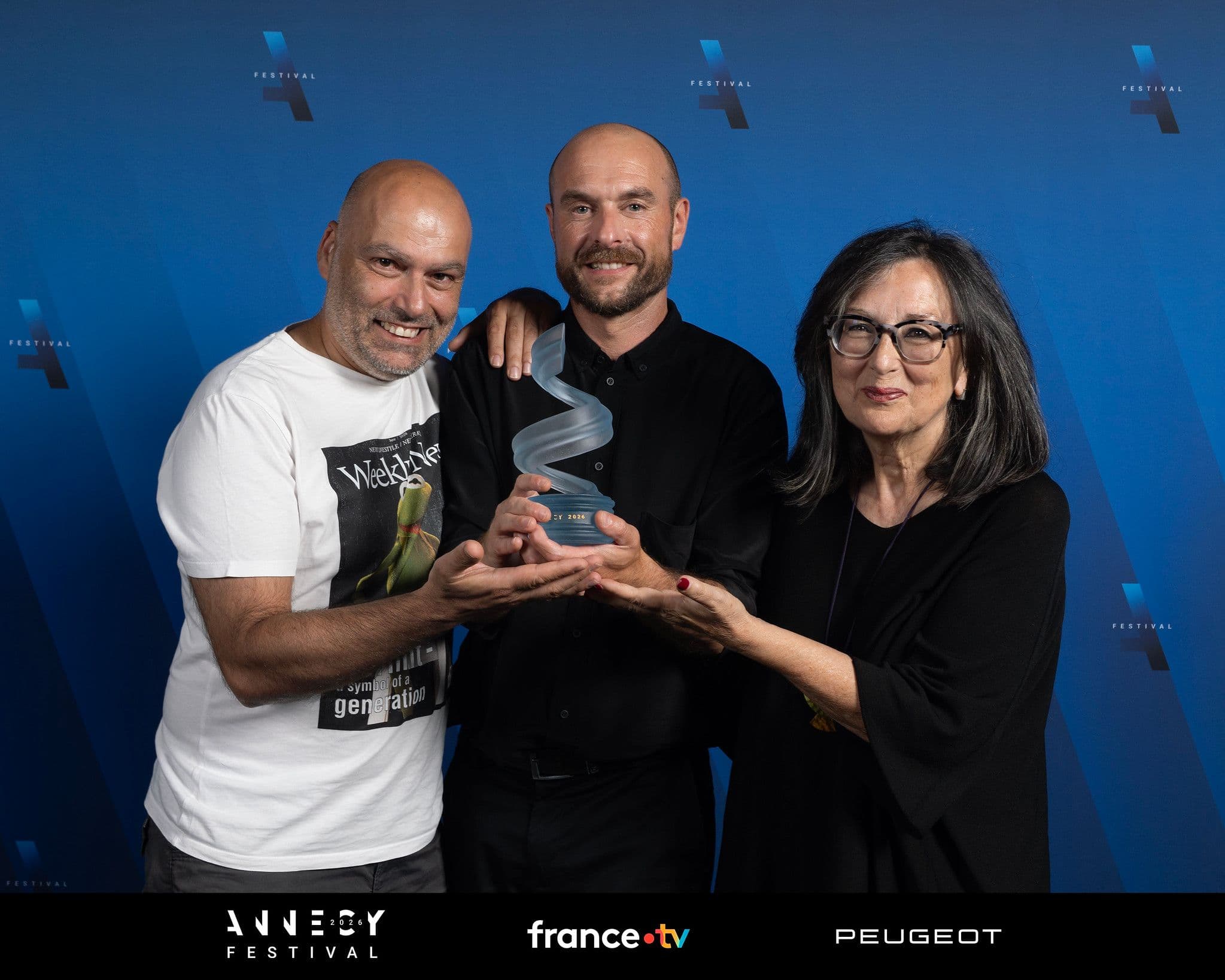 El equipo de 'Decorado' posa con el Premio Paul Grimault