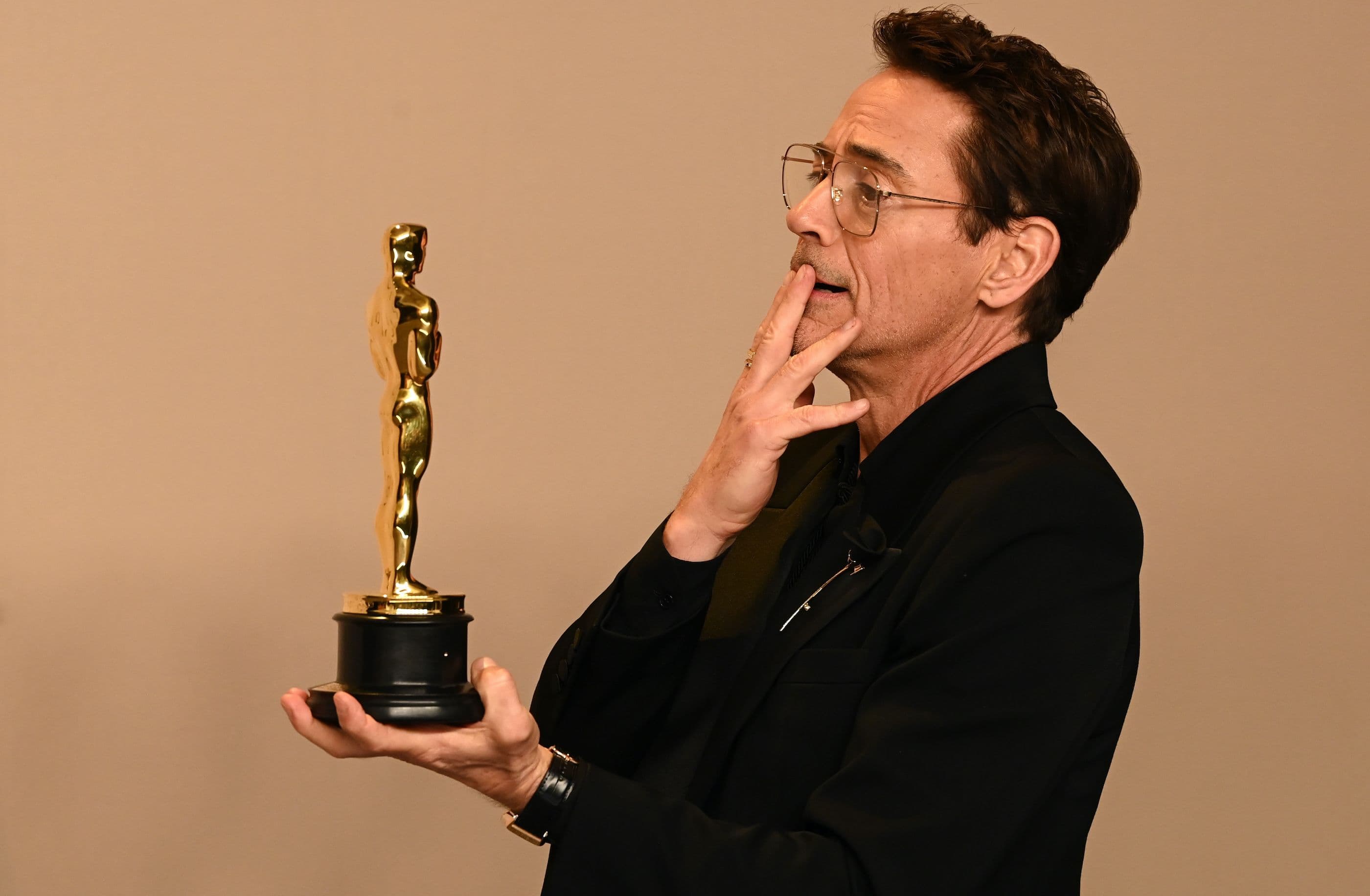 El actor Robert Downey Jr. posa con su Oscar al Mejor Actor de reparto por 'Oppenheimer'