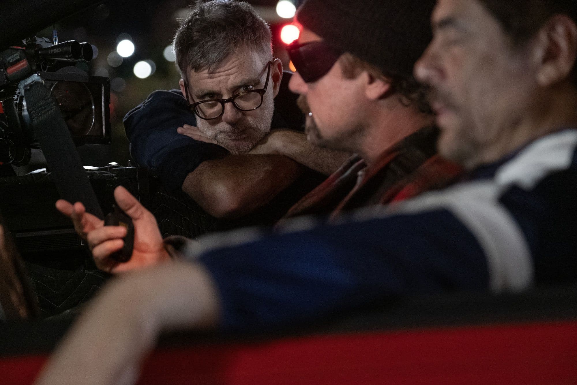 Paul Thomas Anderson da instrucciones a Leonardo DiCaprio y Benicio del Toro en el rodaje de 'Una batalla tras otra'