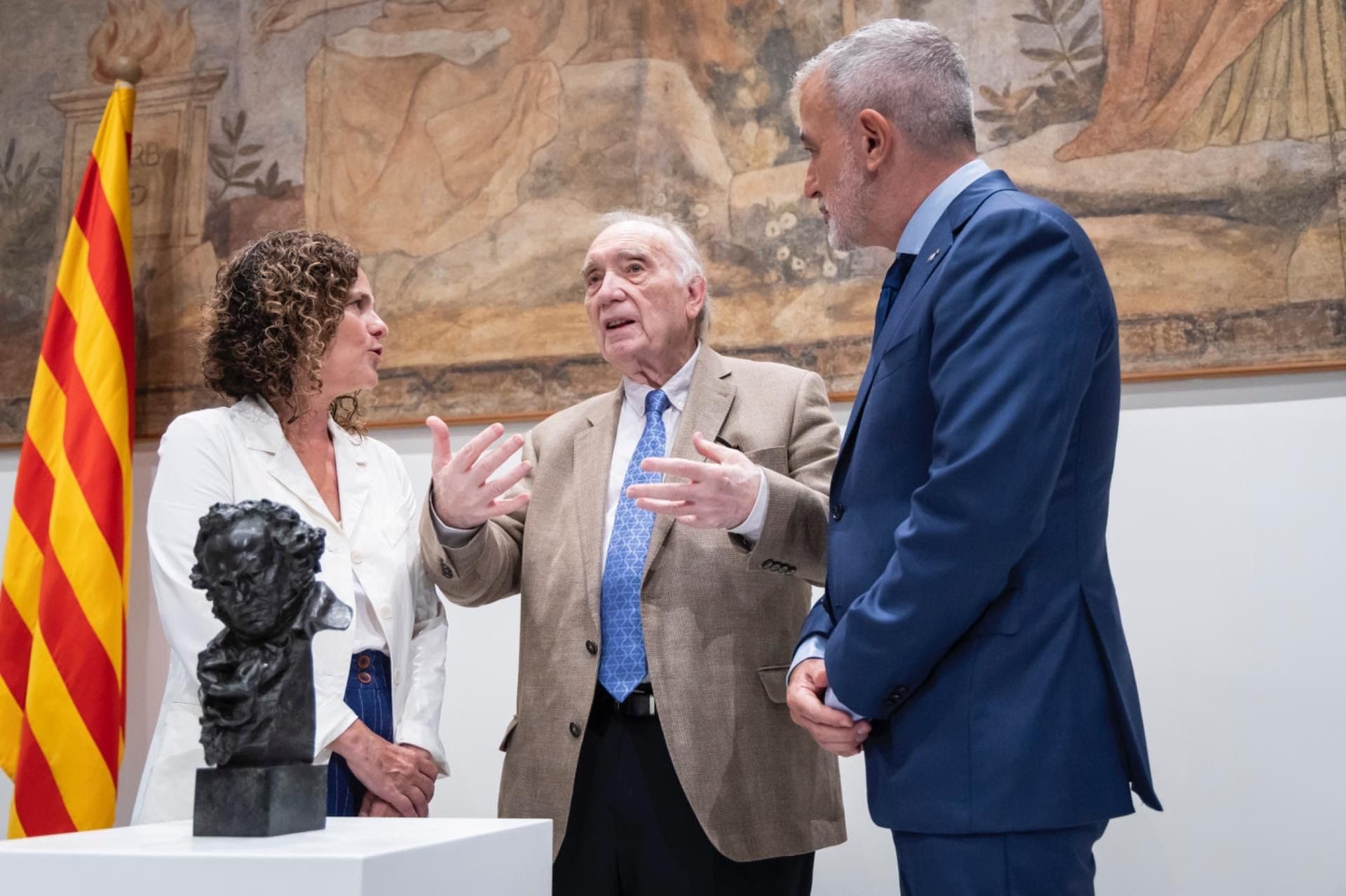El presidente de la Academia de Cine, Fernando Méndez-Leite, el alcalde de Barcelona, Jaume Collboni, y la consellera de Cultura, Sònia Hernández, en la rueda de prensa de los Goya en Barcelona