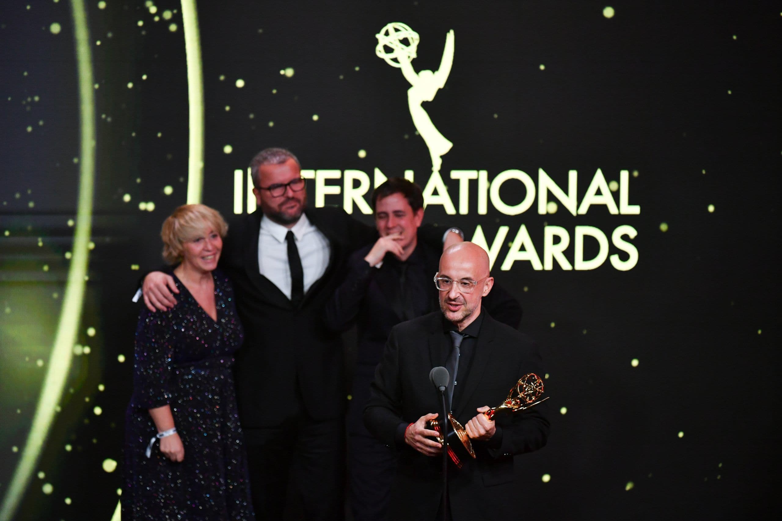 El periodista Raúl Gallego agradece el Emmy Internacional 2024 a la Mejor Serie en formato corto para 'Punt de no retorn'