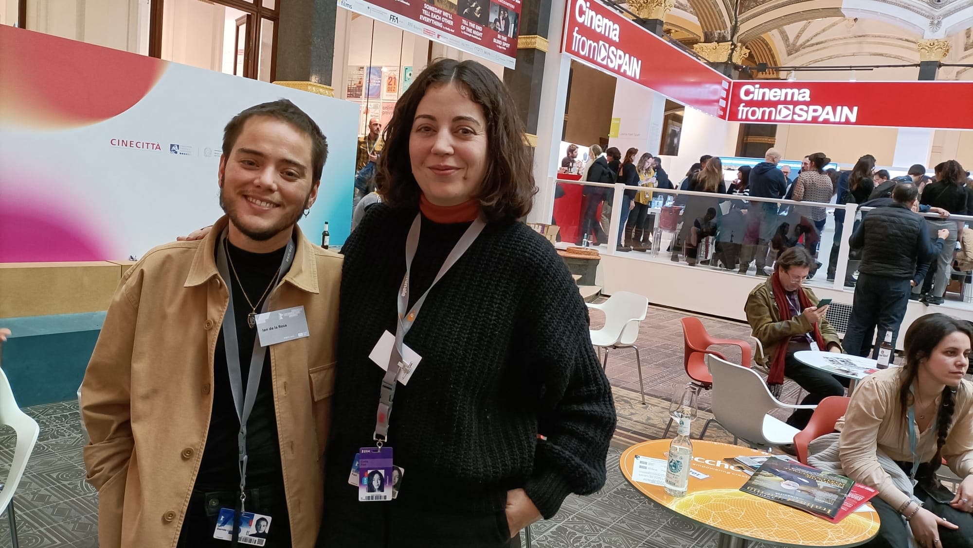 El director Ian de la Rosa y la productora Emilia Fort, de Avalon, en el Market de la Berlinale 2023
